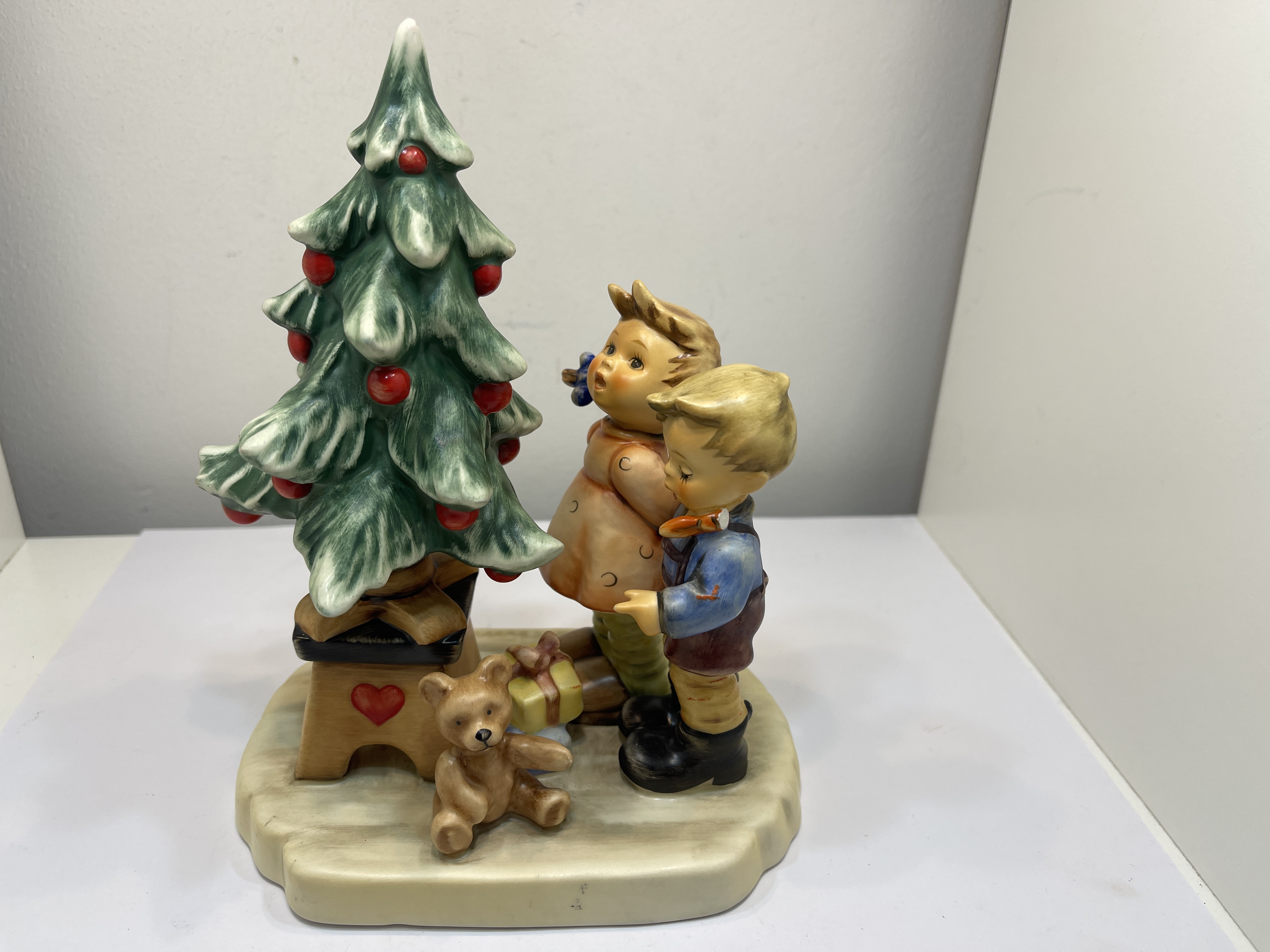  Hummel Figur 2015 Am Weihnachtsbaum 17,5 cm. 2 Wahl - Top Zustand siehe Fotos