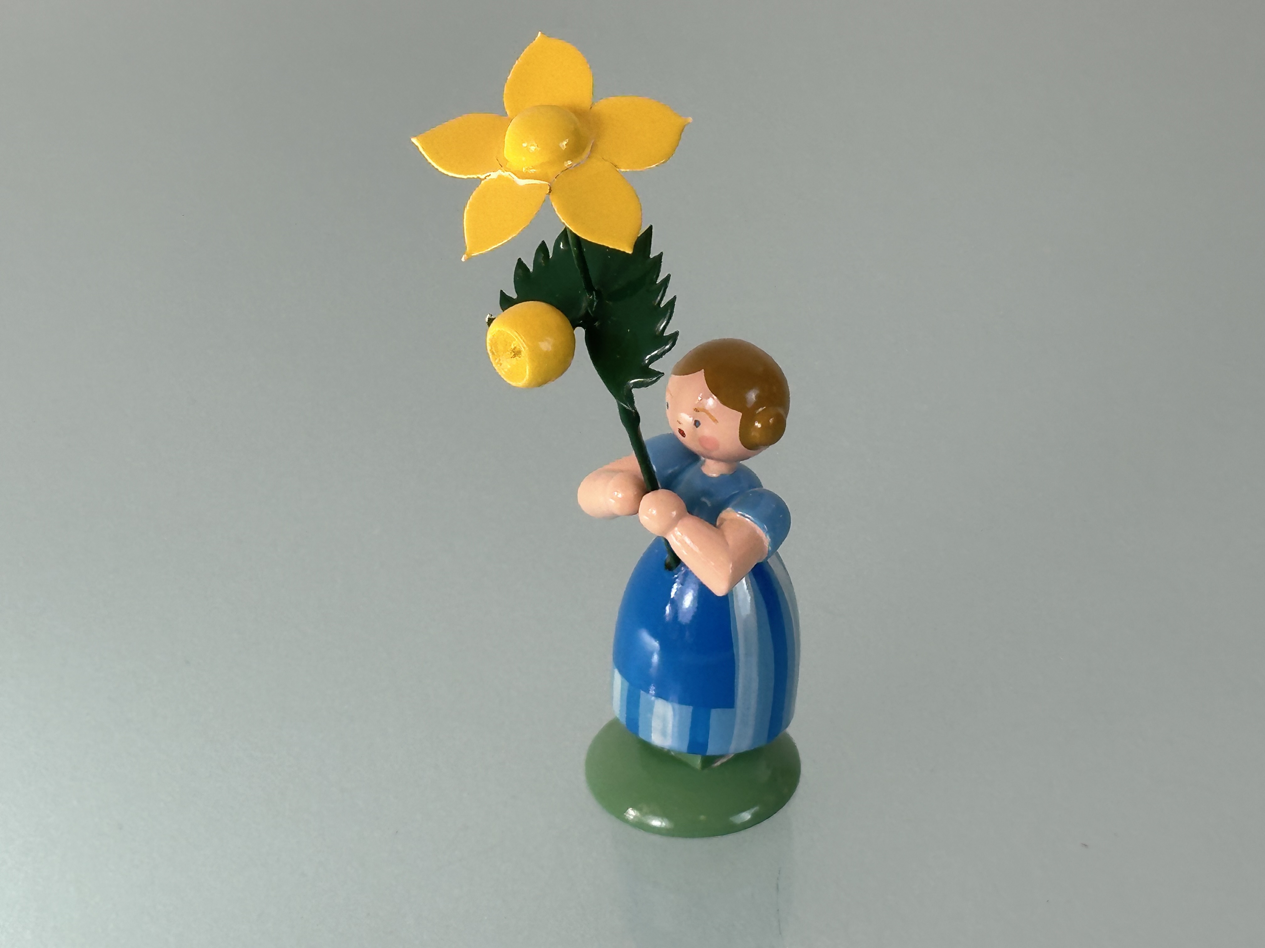 Erzgebirge Straco Figur Blumenmädchen mit Sumpfdotterblume 10,6 cm. Zustand siehe Fotos