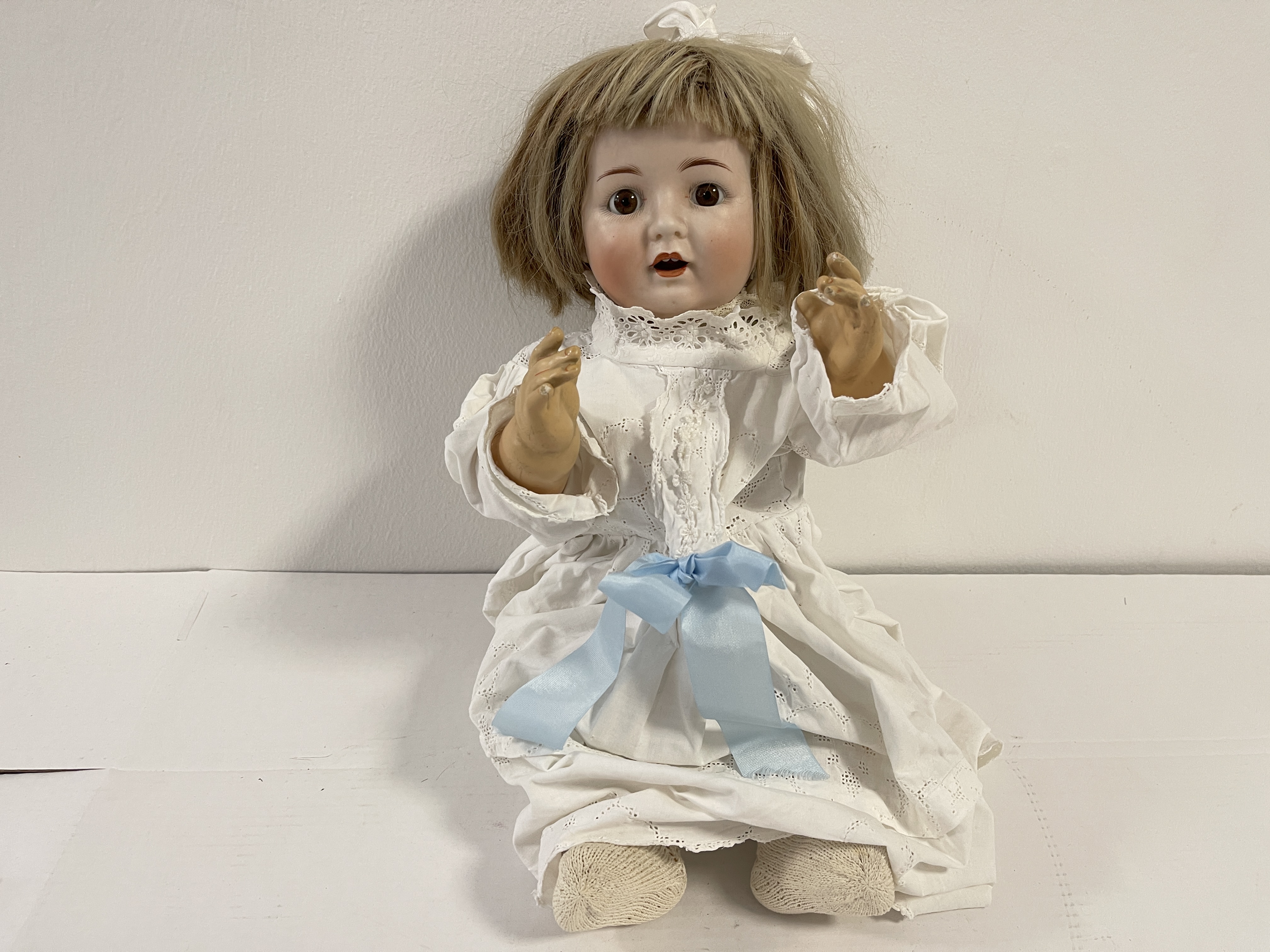 Alte Goebel Puppe Porzellan Puppe 50 cm. Zustand siehe Fotos 