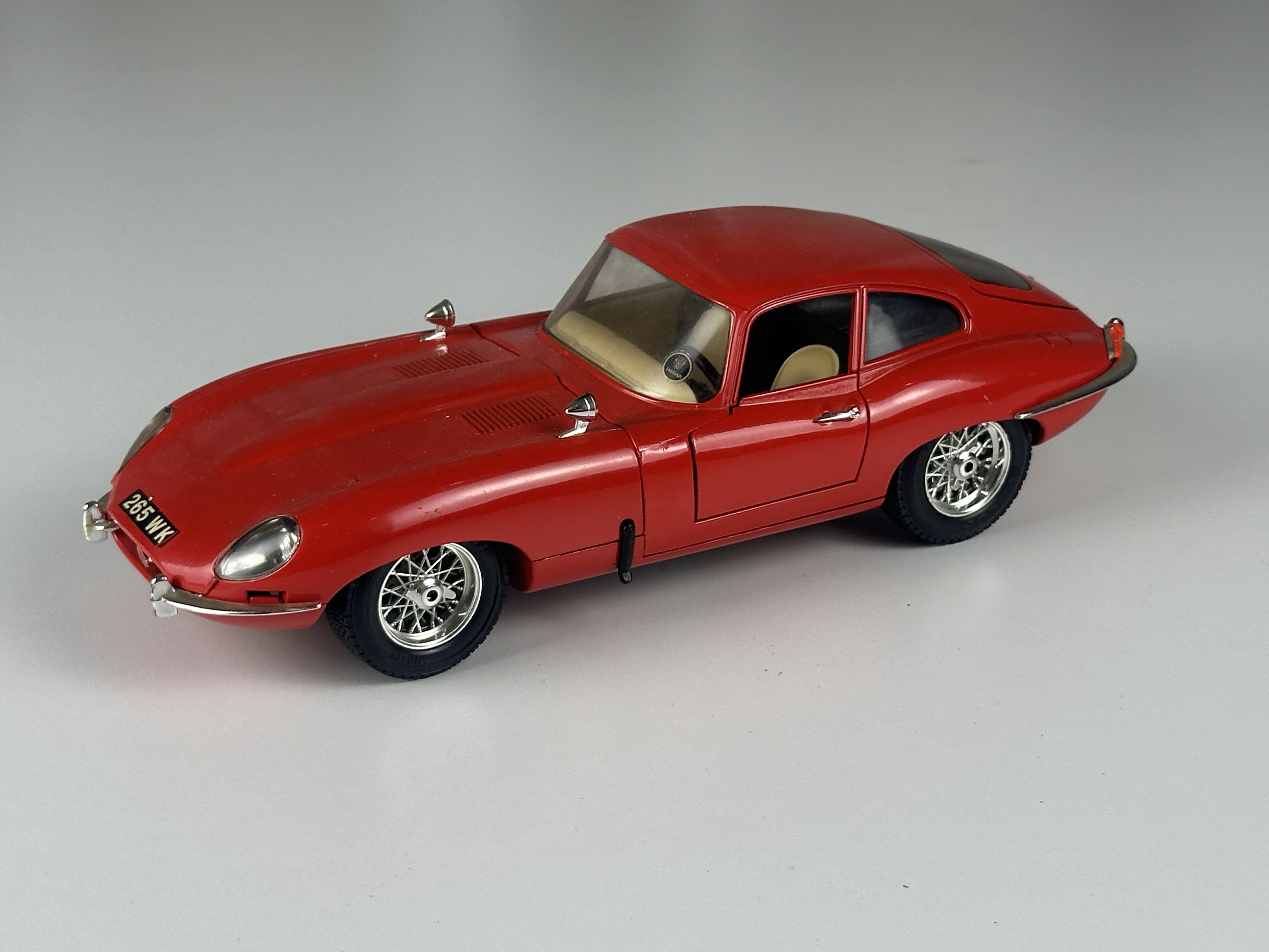 Sammler Modellauto Burago Jaguar "E" 1961 1:18 Zustand siehe Fotos