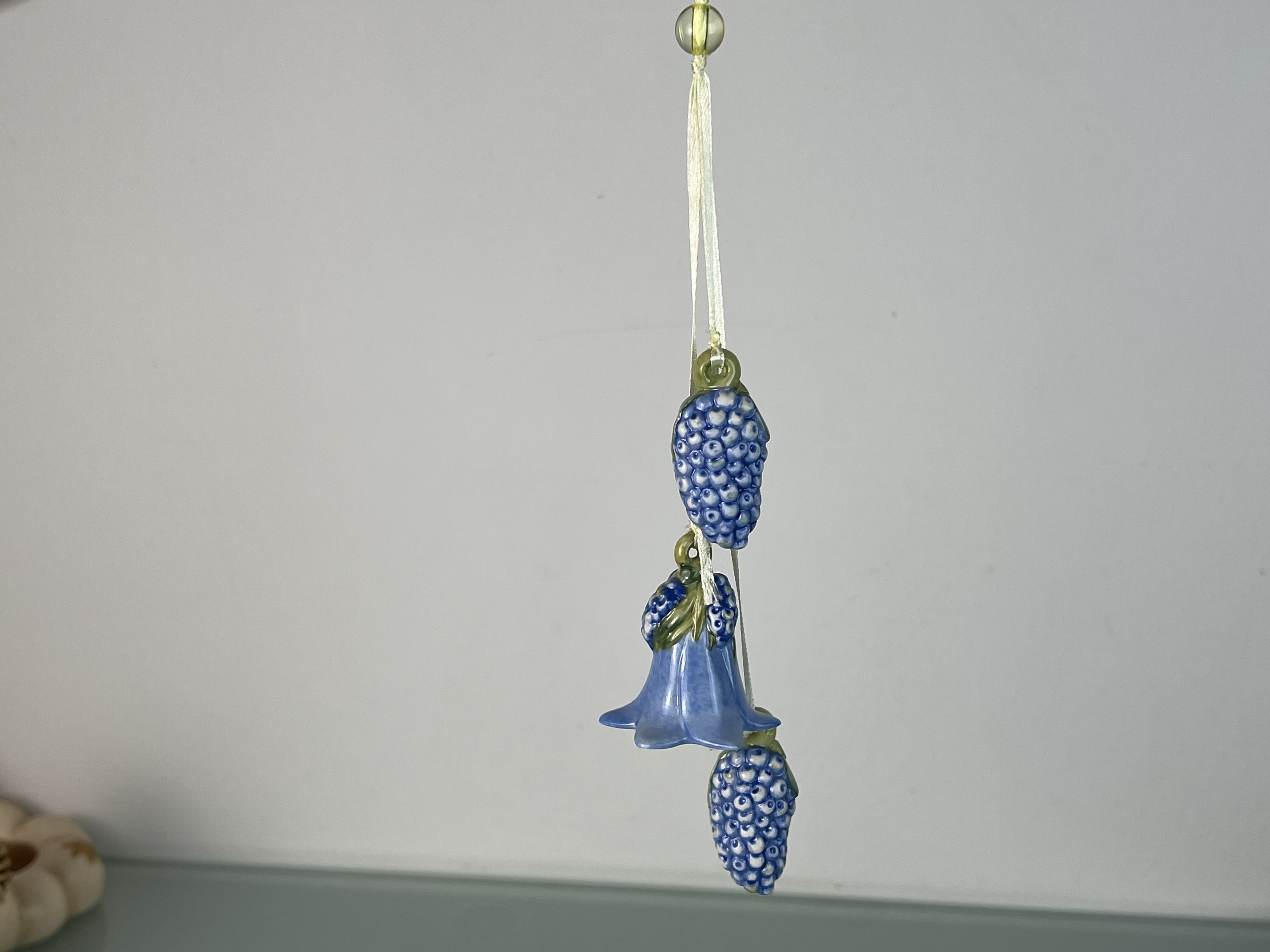 Porzellan Blaue Blumen Ornament  ca. 5 cm. Zustand siehe Bilder 