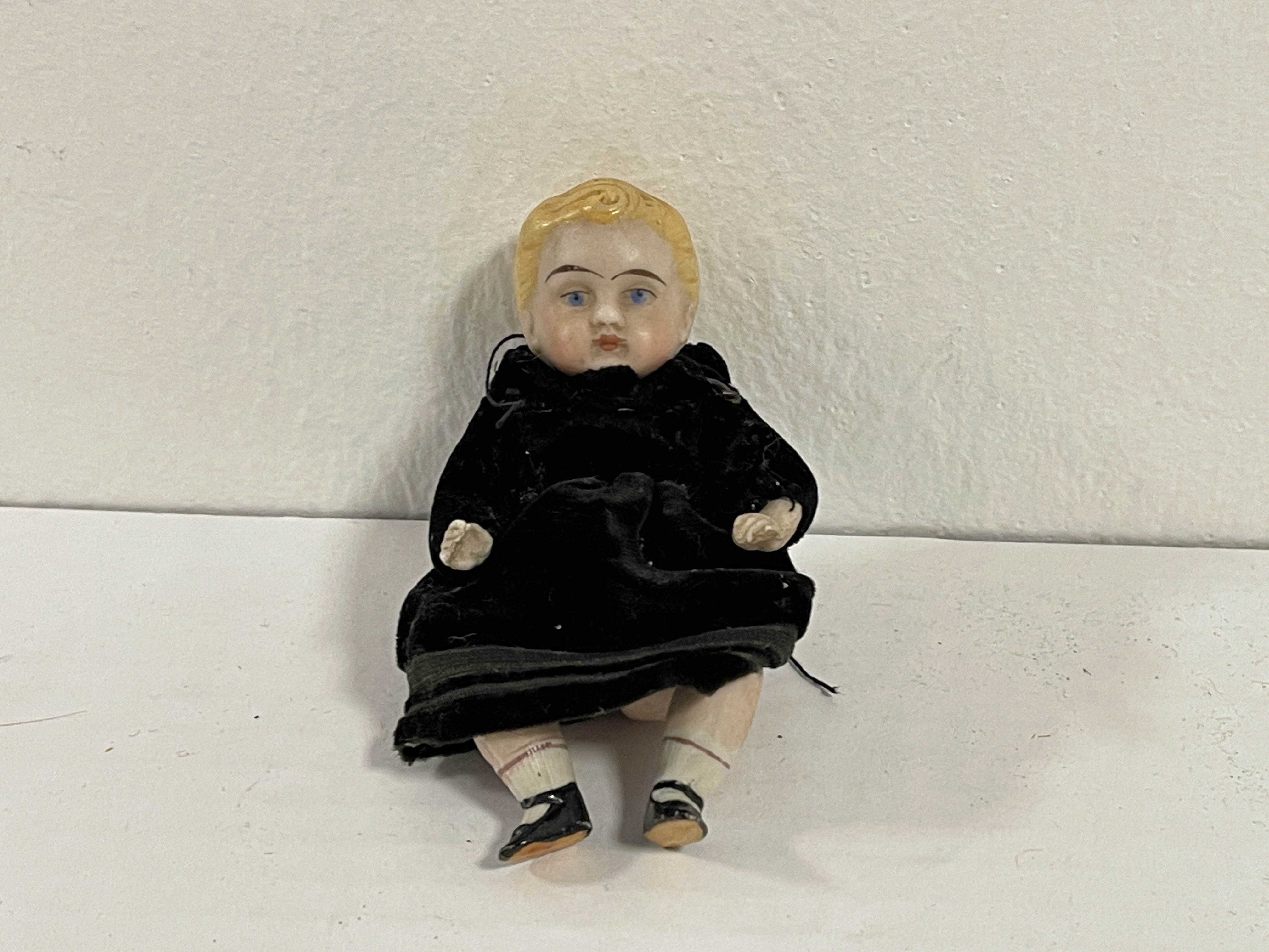 Alt Künstlerpuppe Porzellan Puppe 9,5 cm Zustand Siehe Fotos.