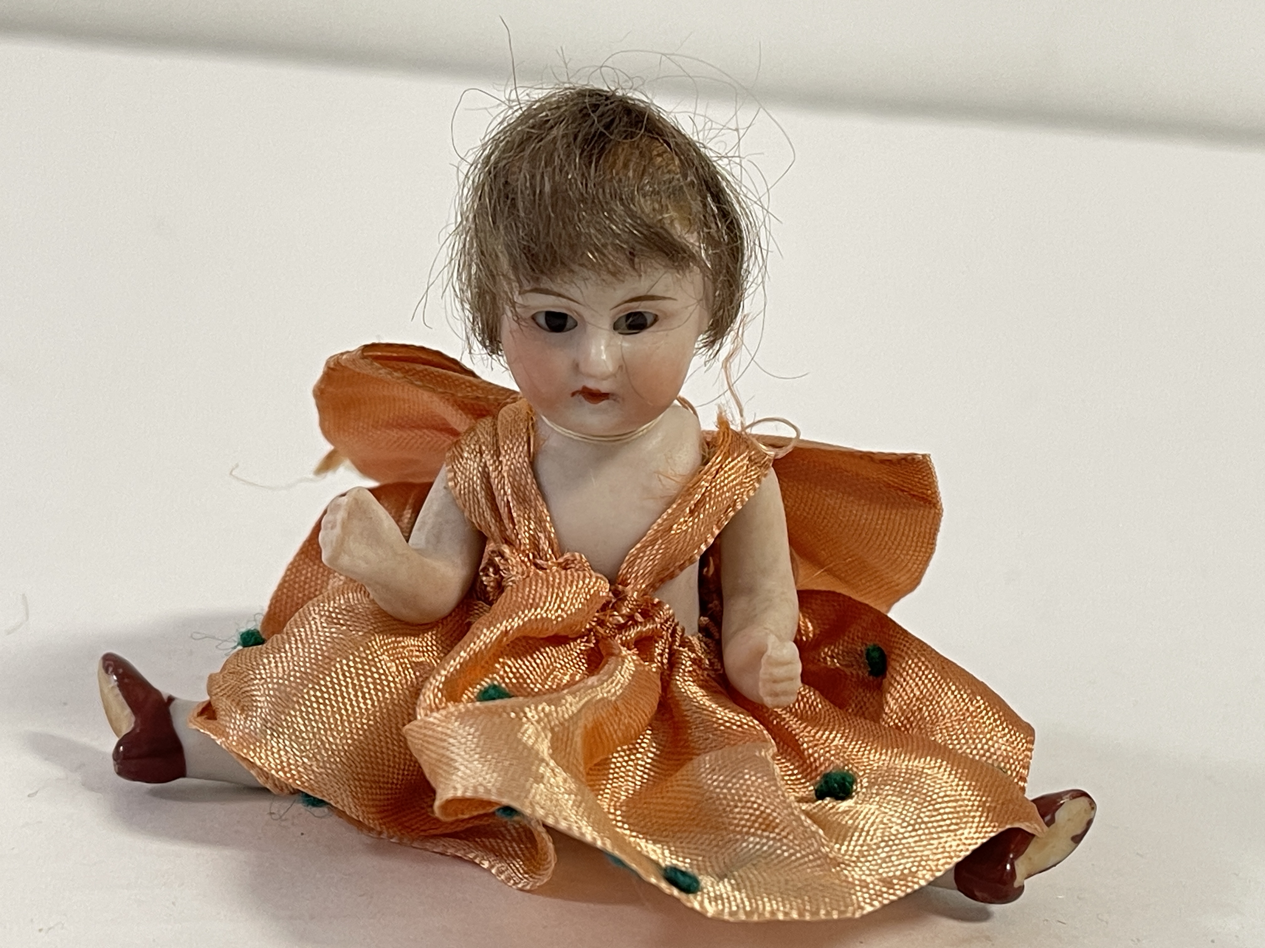 Künstlerpuppe Alte Puppe Porzellankopf 10 cm. Zustand siehe Fotos     