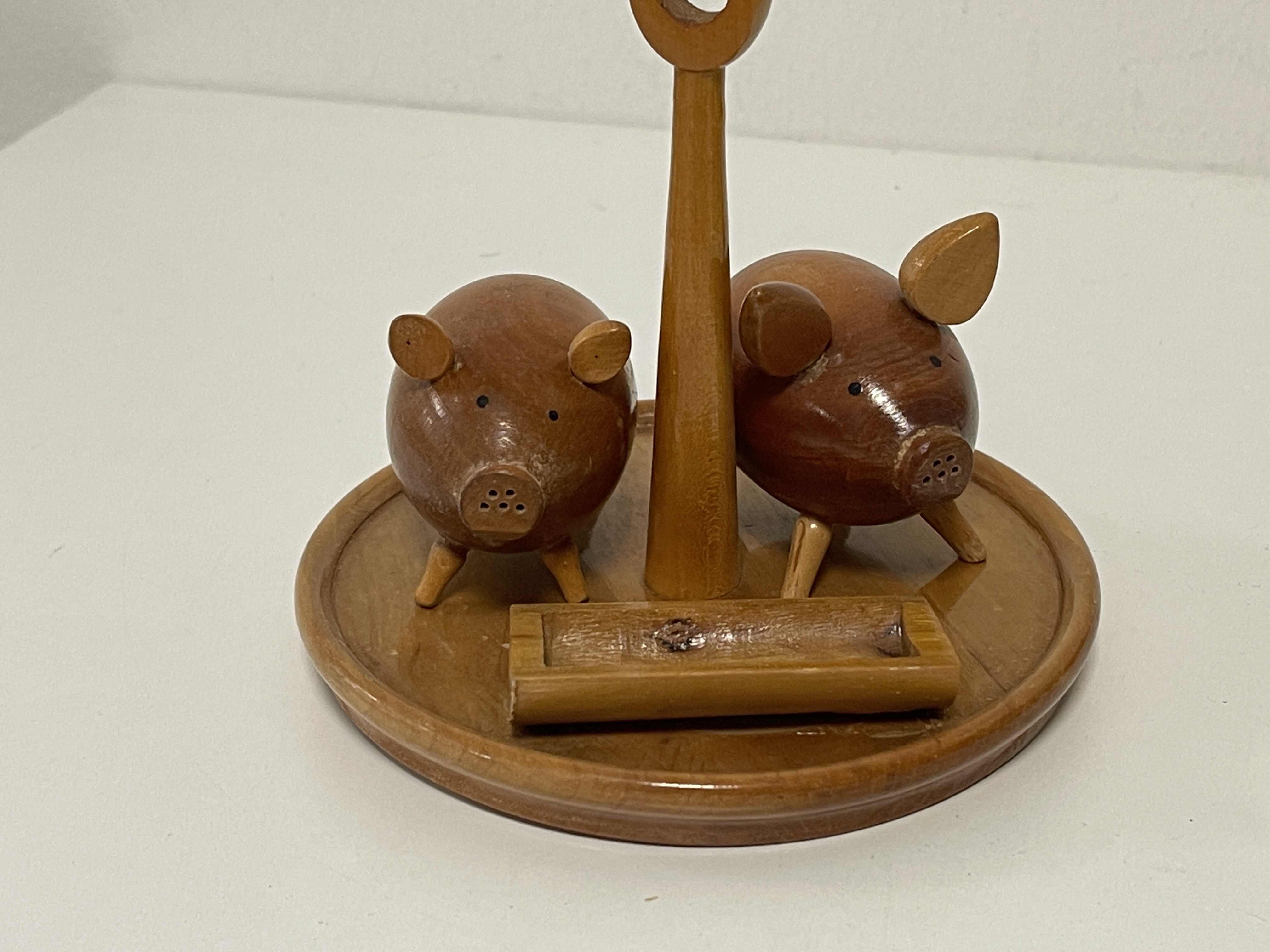 Erzgebirge Figur Salz / Pfeffer Streuer Set Schwein 8 x 5 cm + Display 14 cm. Zustand siehe Fotos
