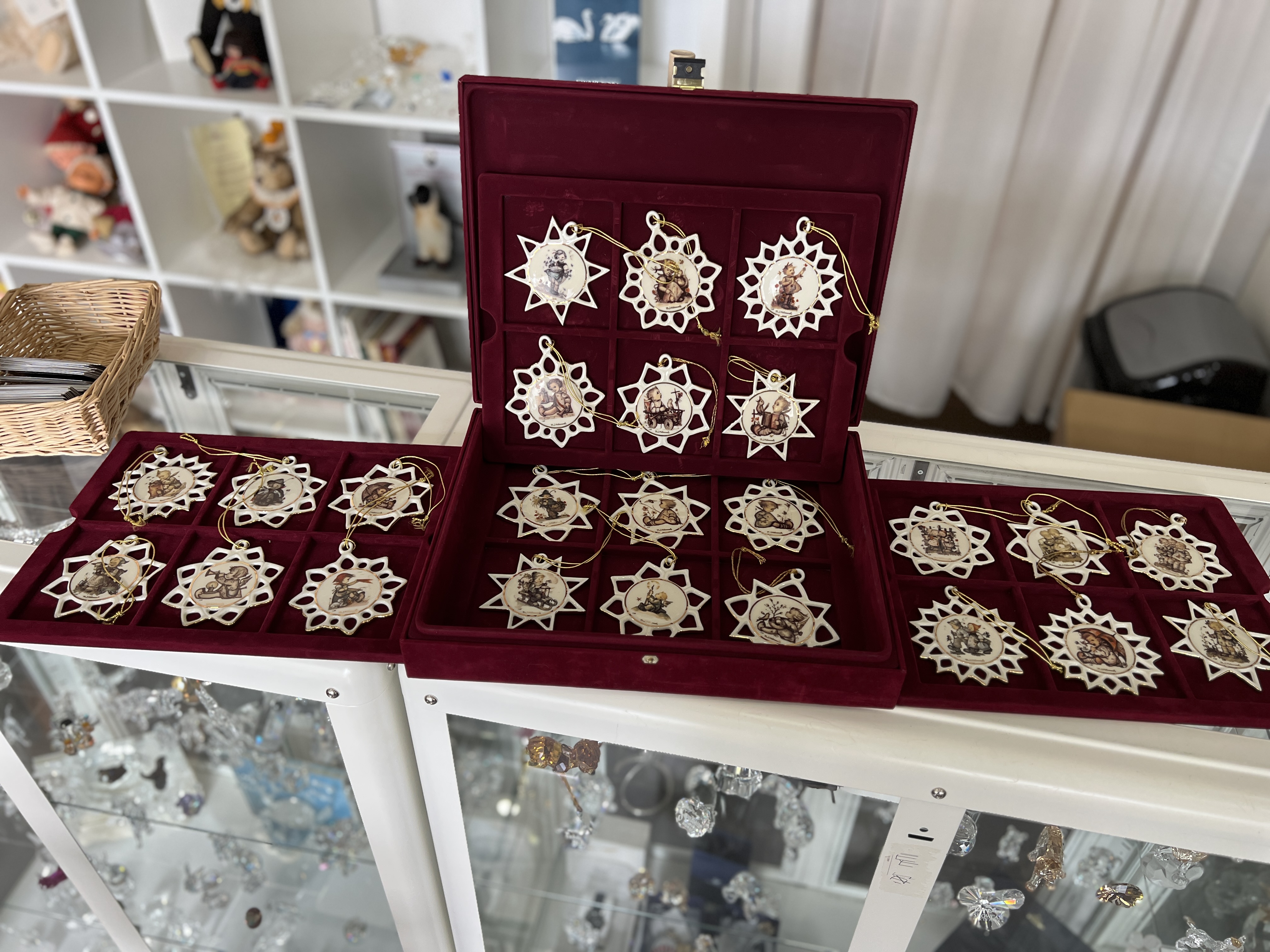 M.I. Hummel Weihnachtsstern Christbaumschmuck 24 Stück im Koffer. 1 Wahl - Top Zustand    M.I. Hummel Weihnachtsstern Christbaumschmuck 24 Stück im Koffer. 1 Wahl - Top Zustand