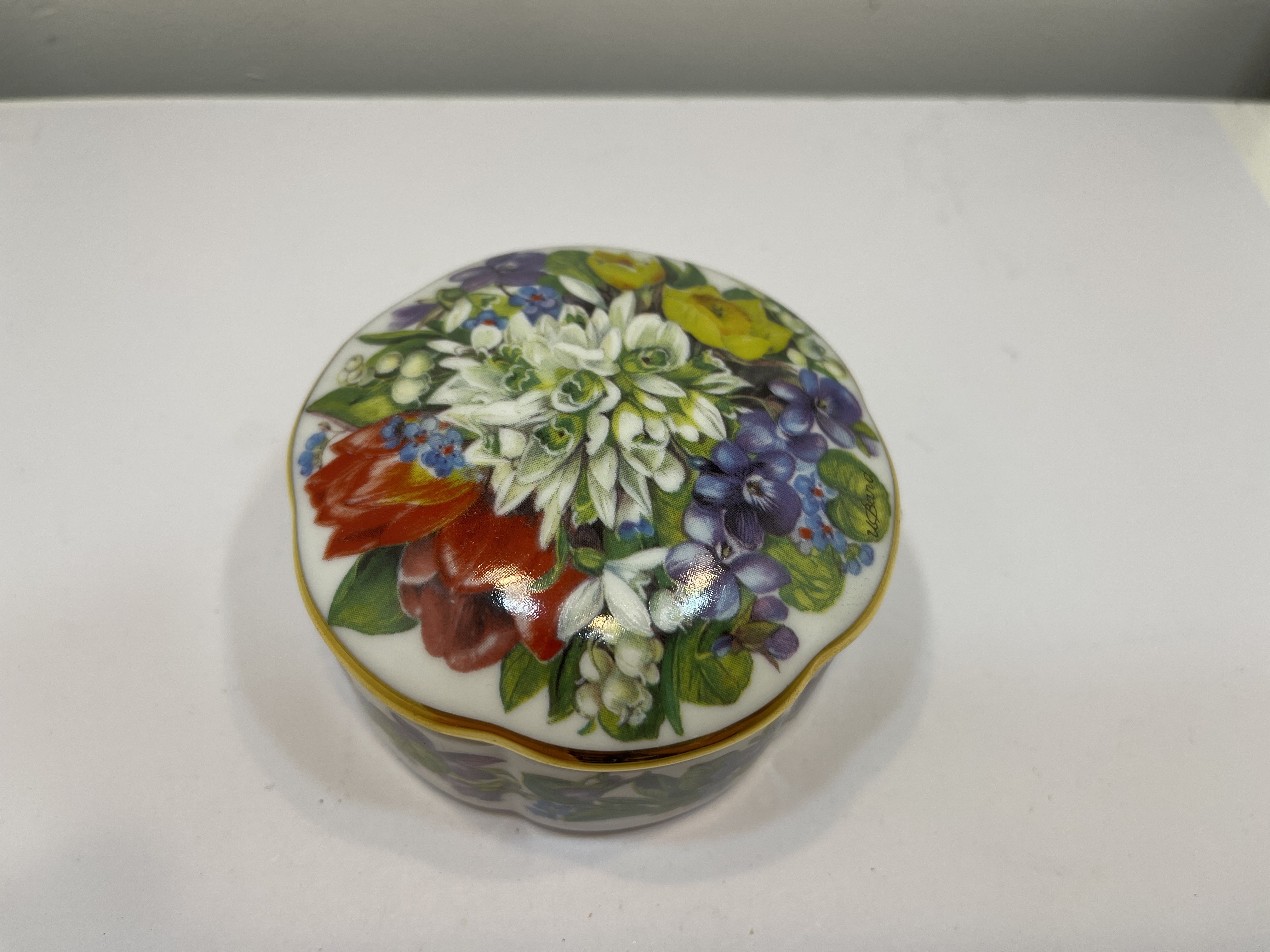 Porzellan Dose mit Spieluhr 4 x 8 cm. Zustand siehe Fotos