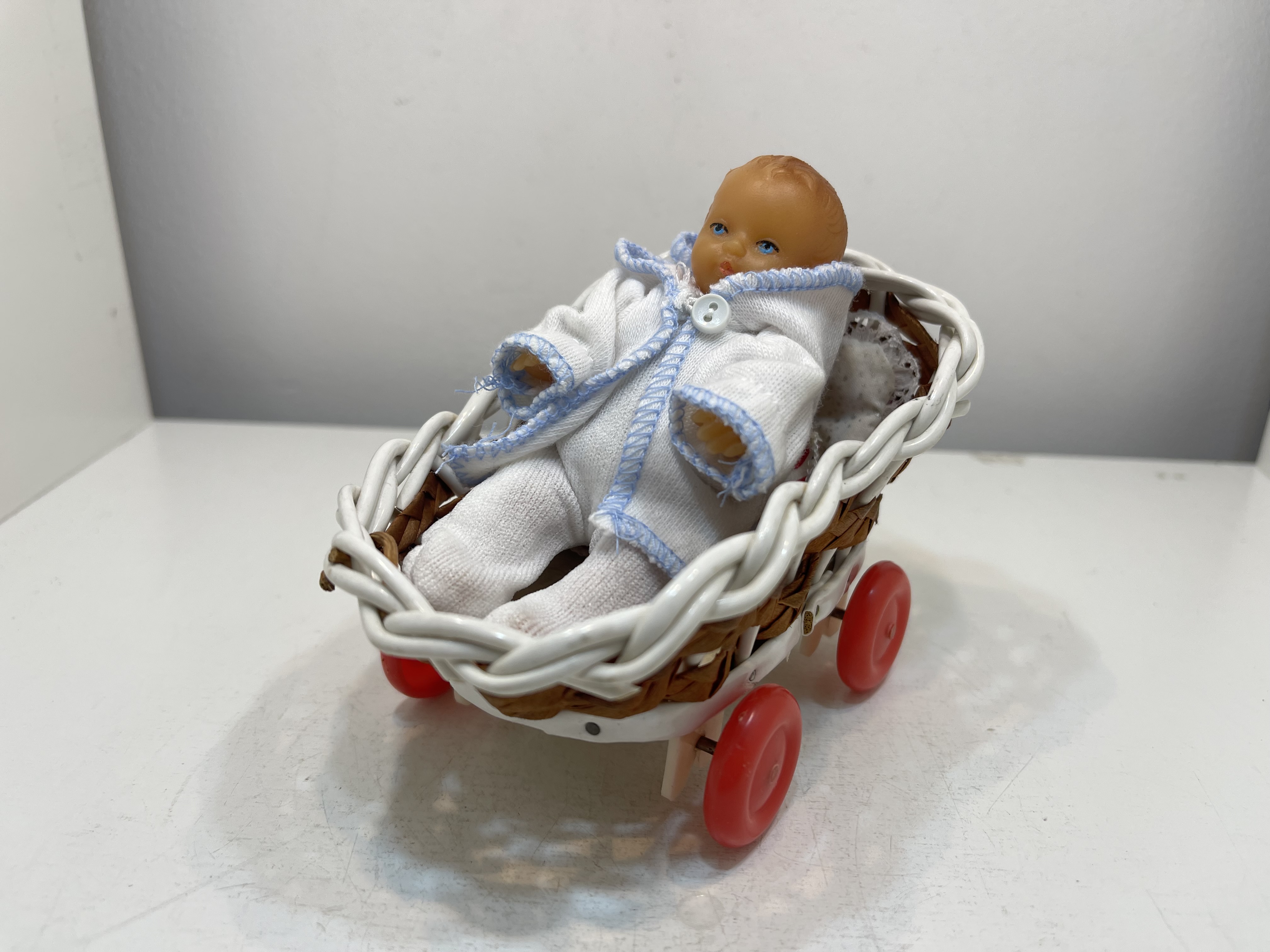 Sammler Puppe Vinyl 11 cm + Wagen 12 x 9 cm - Zustand siehe Fotos