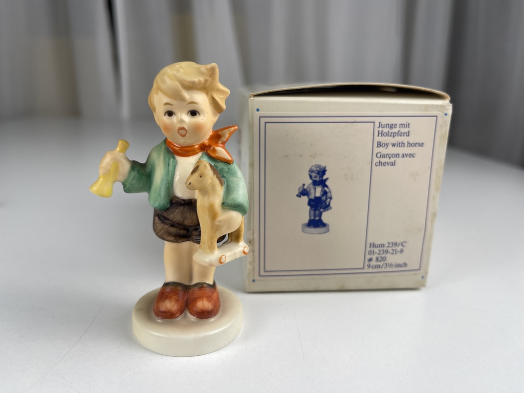 Hummel Figur 239/c Junge mit Holzpferd 9 cm + OVP. 1 Wahl - Top Zustand  