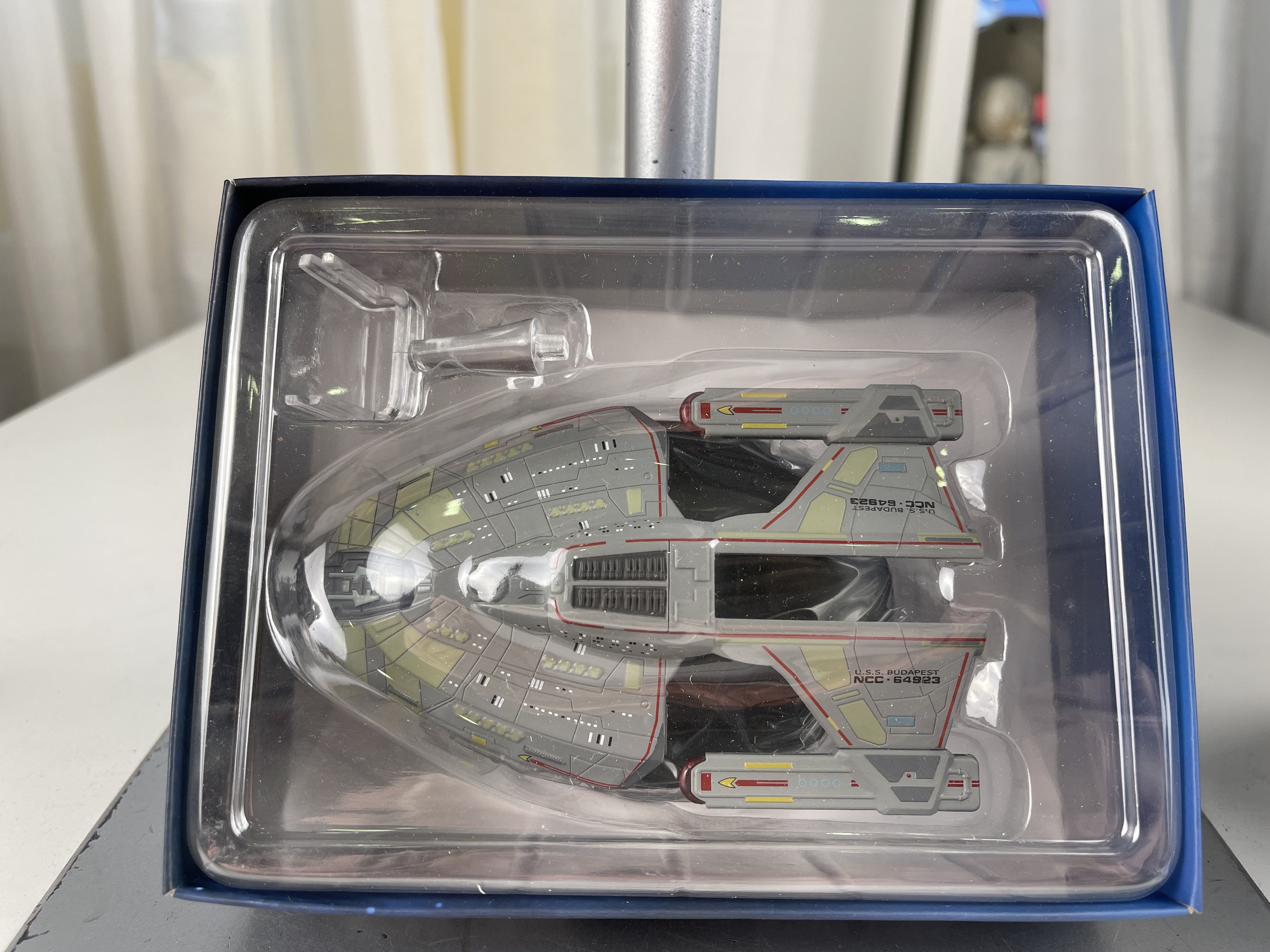 Star Trek U.S.S. Budapest  Raumschiff ca. 12 cm - OVP - Top Zustand    