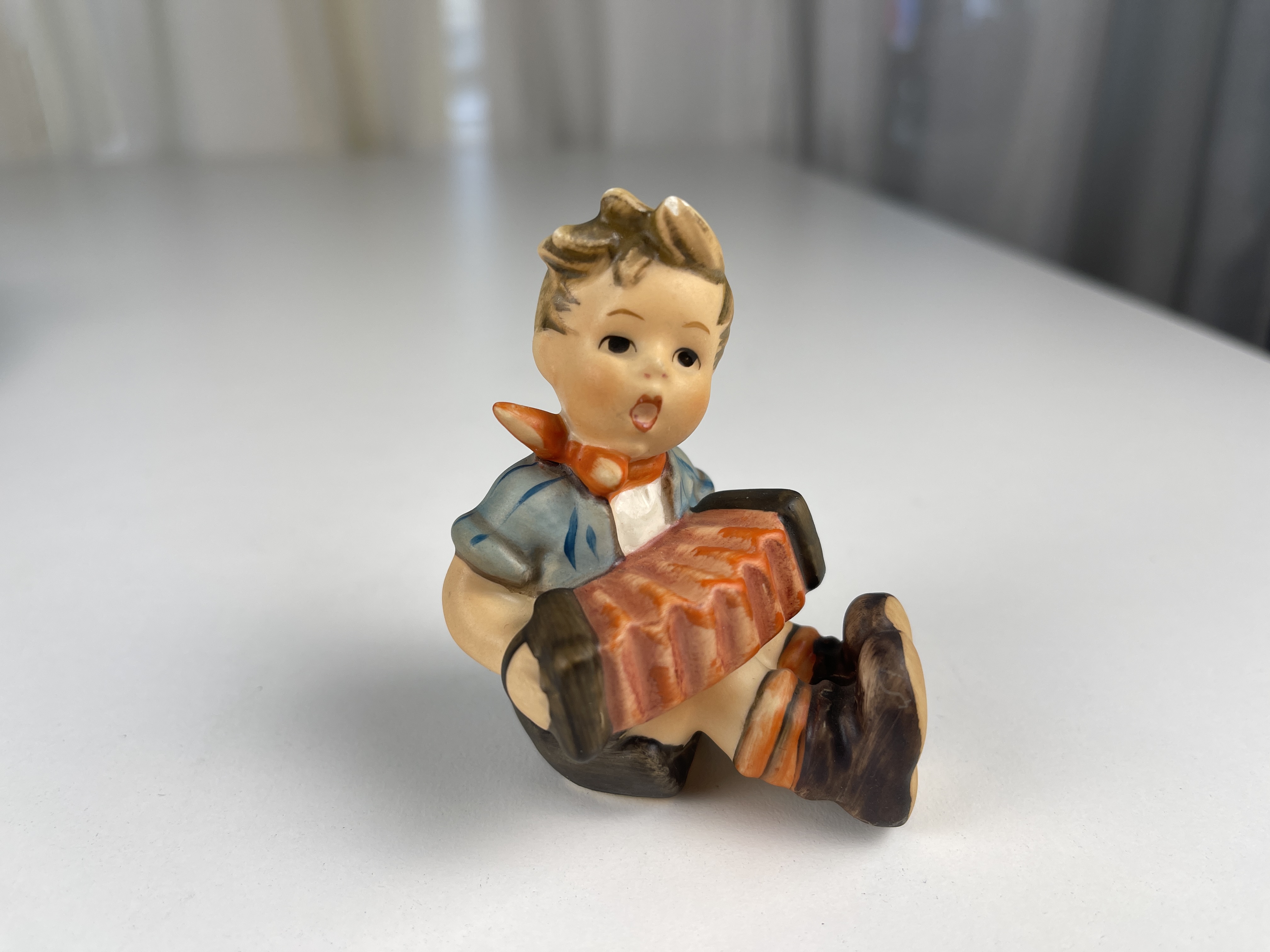  Hummel Figur 390 Junge mit Harmonika 6 cm. 1 Wahl Top Zustand 