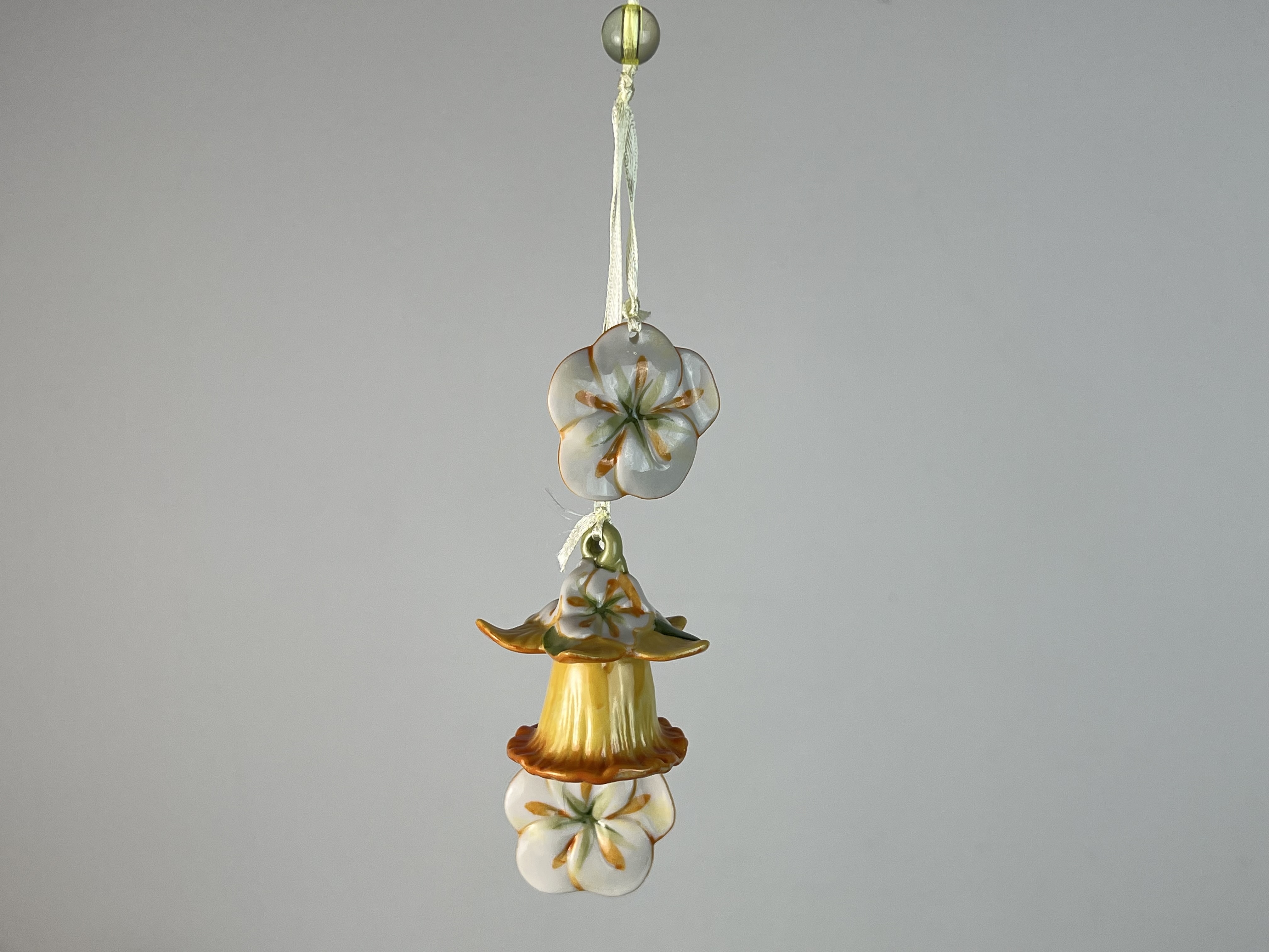 Porzellan Gelbe Blumen Ornament ca. 5 cm. Zustand siehe Bilder