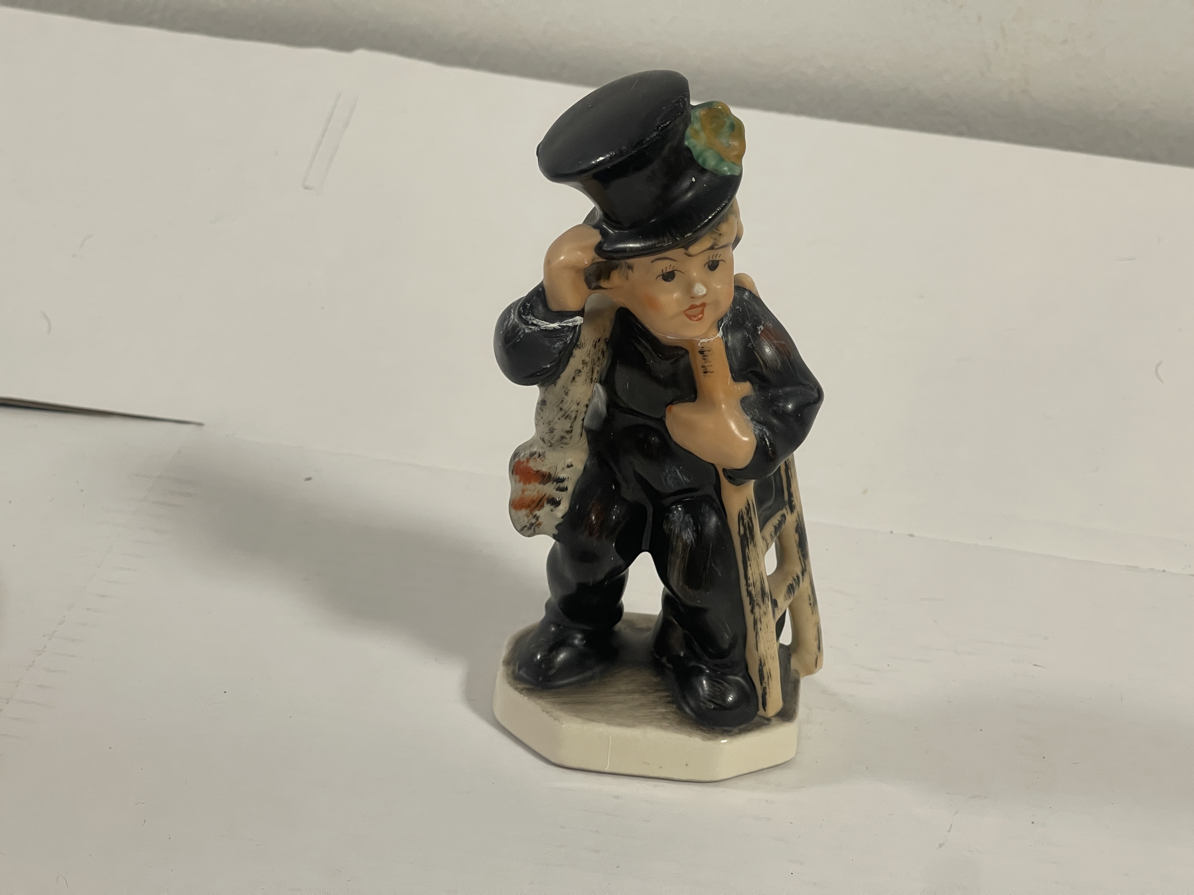 Sammler Figur Porzellan 14,5 cm. Zustand siehe Fotos  