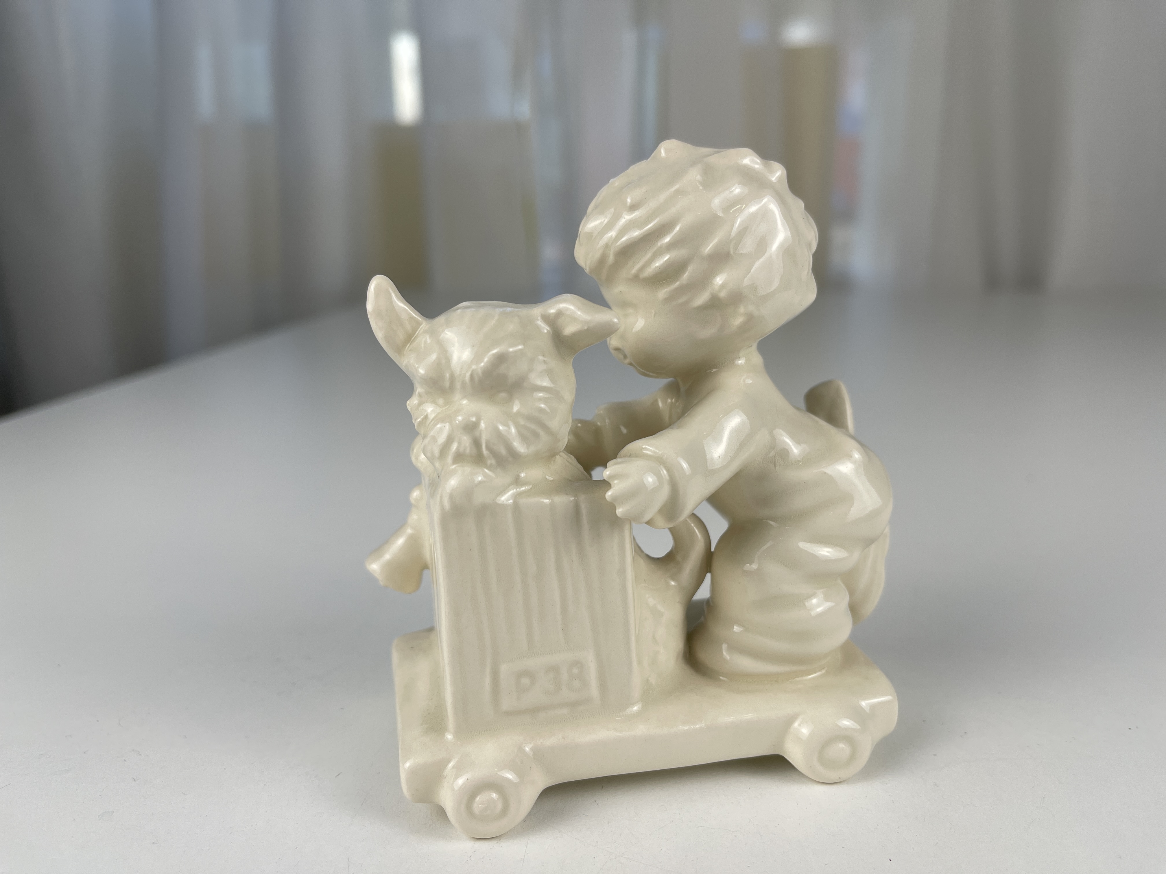 Goebel Figur Byj 28 Kind spielt 10 cm. - Top Zustand.   