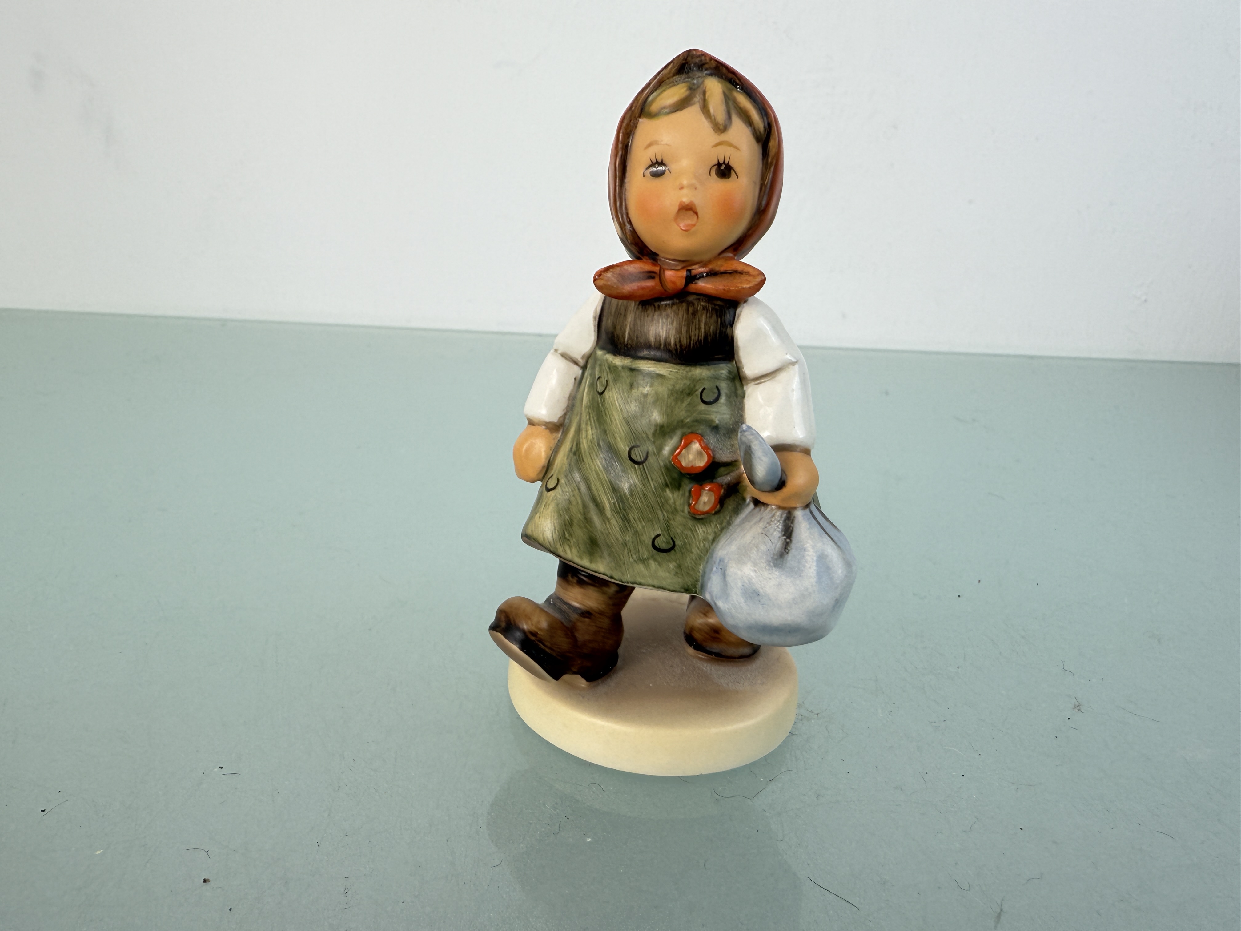 Hummel Figur 561 Großmutter wartet 10,5 cm. 1 Wahl Top Zustand.
