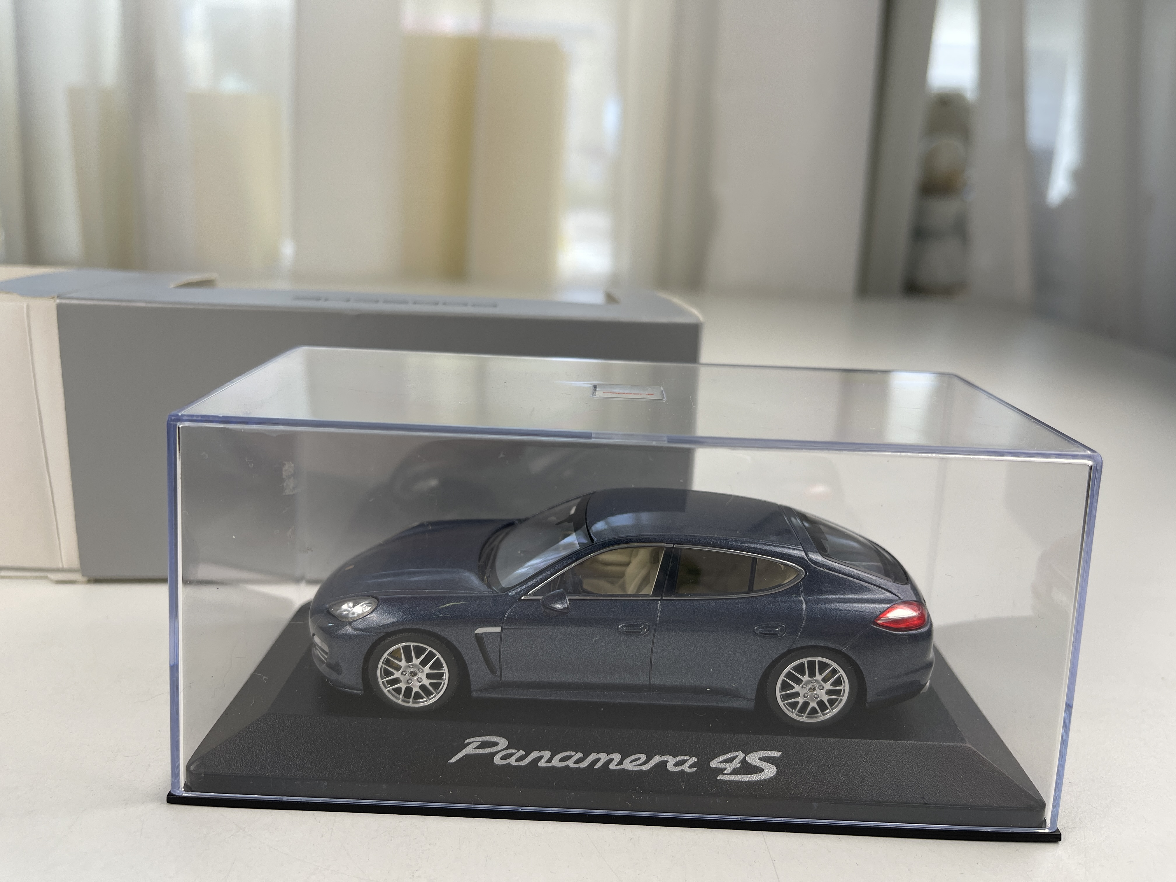 Modellauto Porsche Panamera 4S - 1:43 - Top Zustand 
