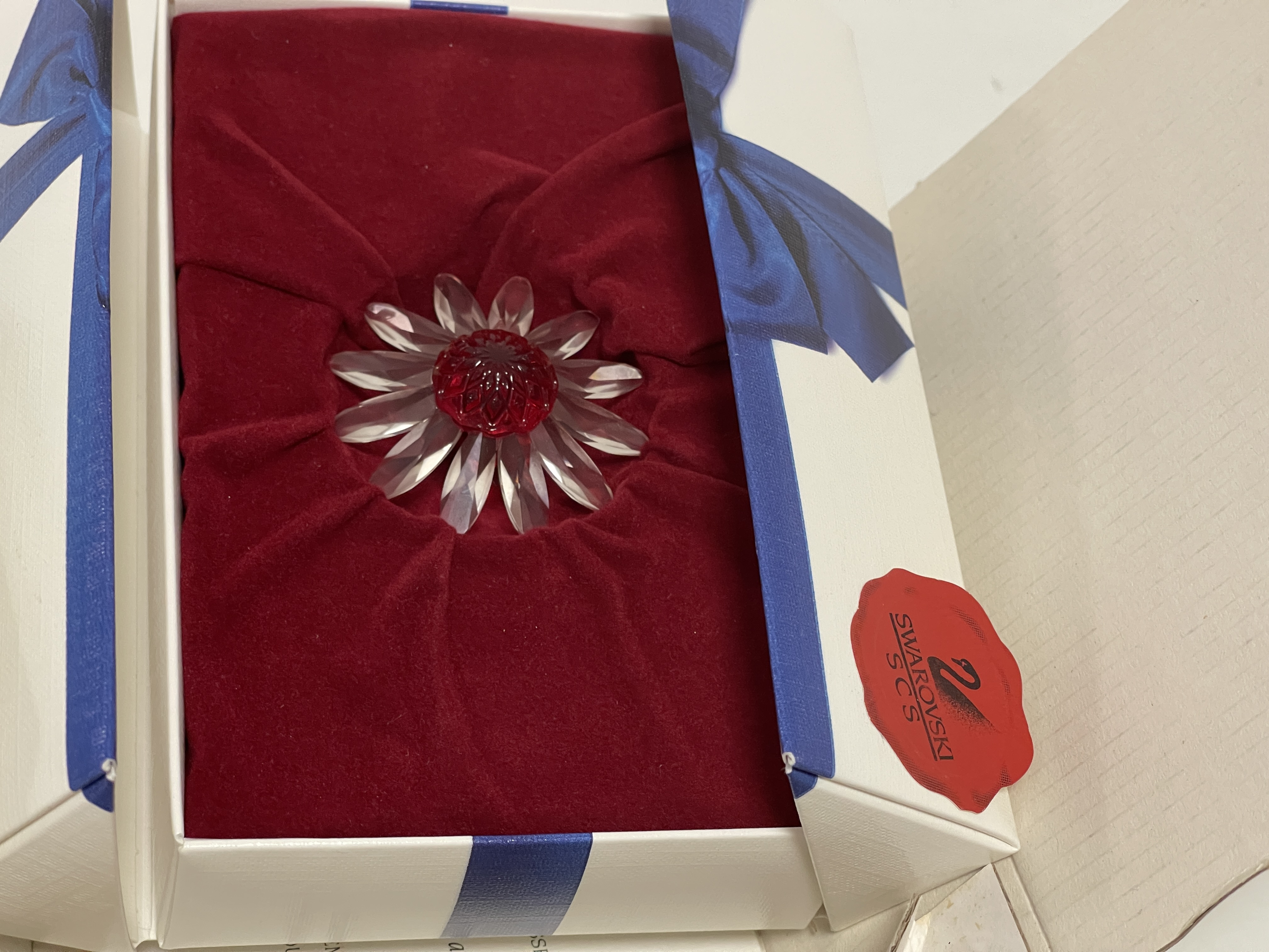 Swarovski Figur Blume - Margerite. Rot 5 cm. Ovp - leicht verschmutzt  