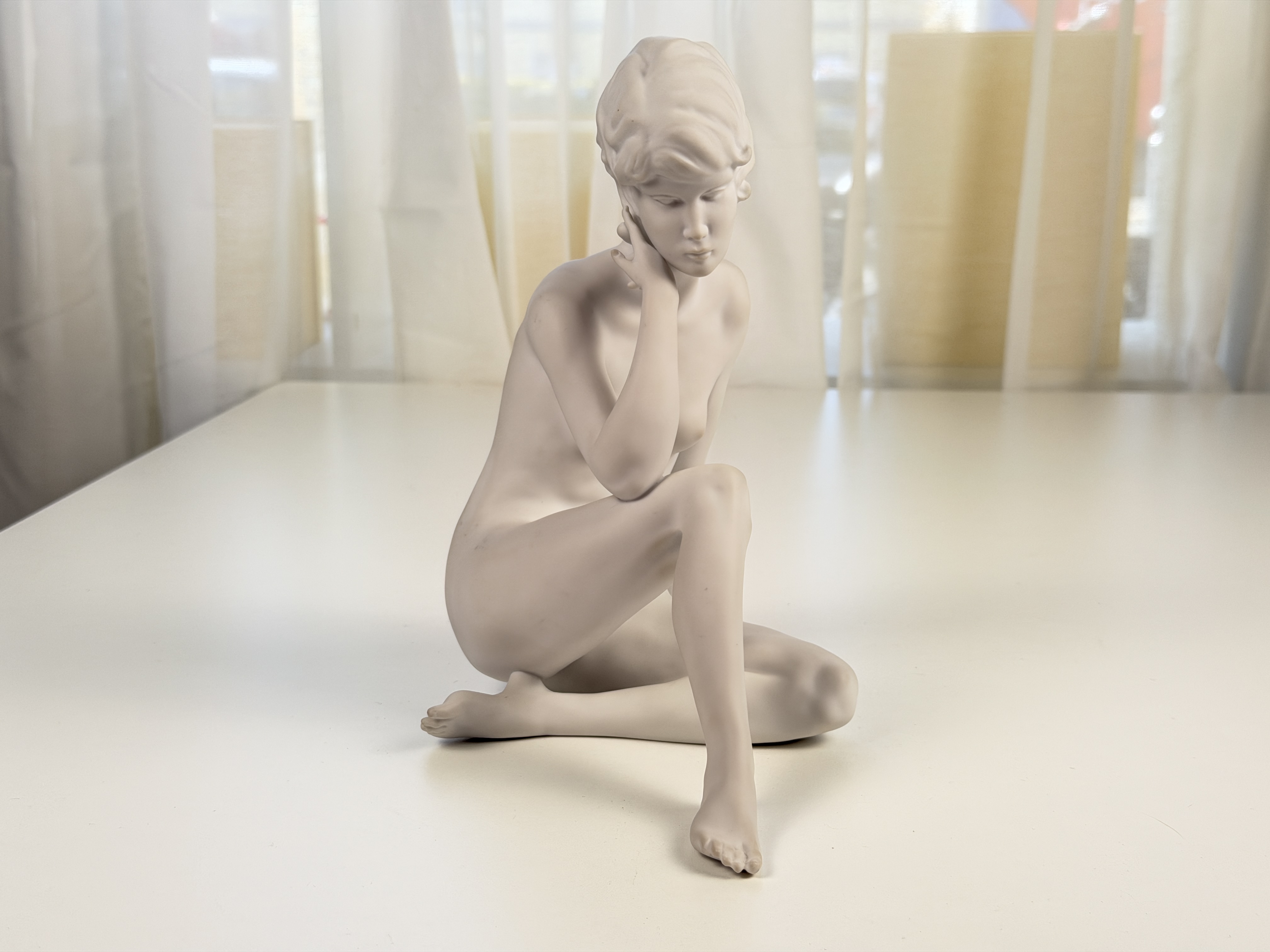 Kaiser Porzellan Figur die sitzende 23 cm.  1 Wahl - Top Zustand Kaiser Porzellan Figur die sitzende 23 cm.  1 Wahl - Top Zustand