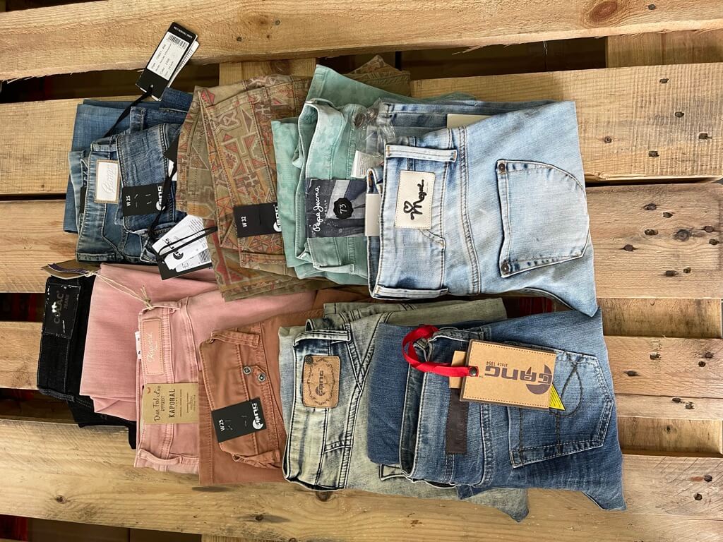 10 Stück Jeans Hose aus Restposten. Neuware für Wiederverkäufer. 