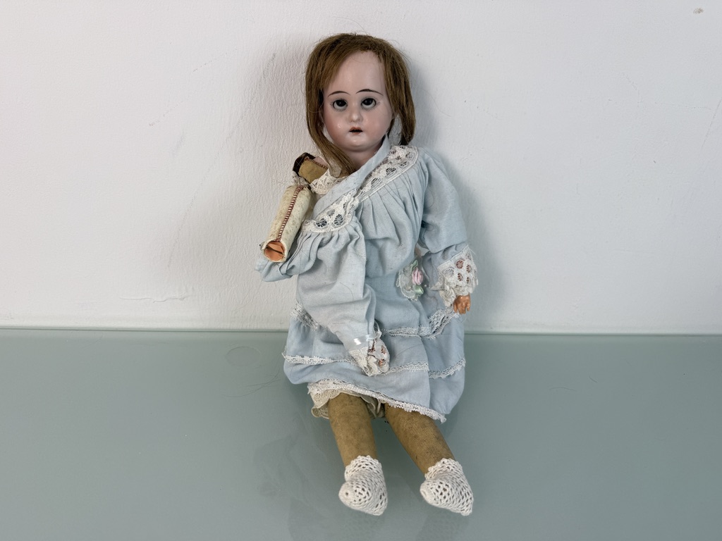 Künstlerpuppe Porzellankopf Puppe 42 cm. siehe Fotos 