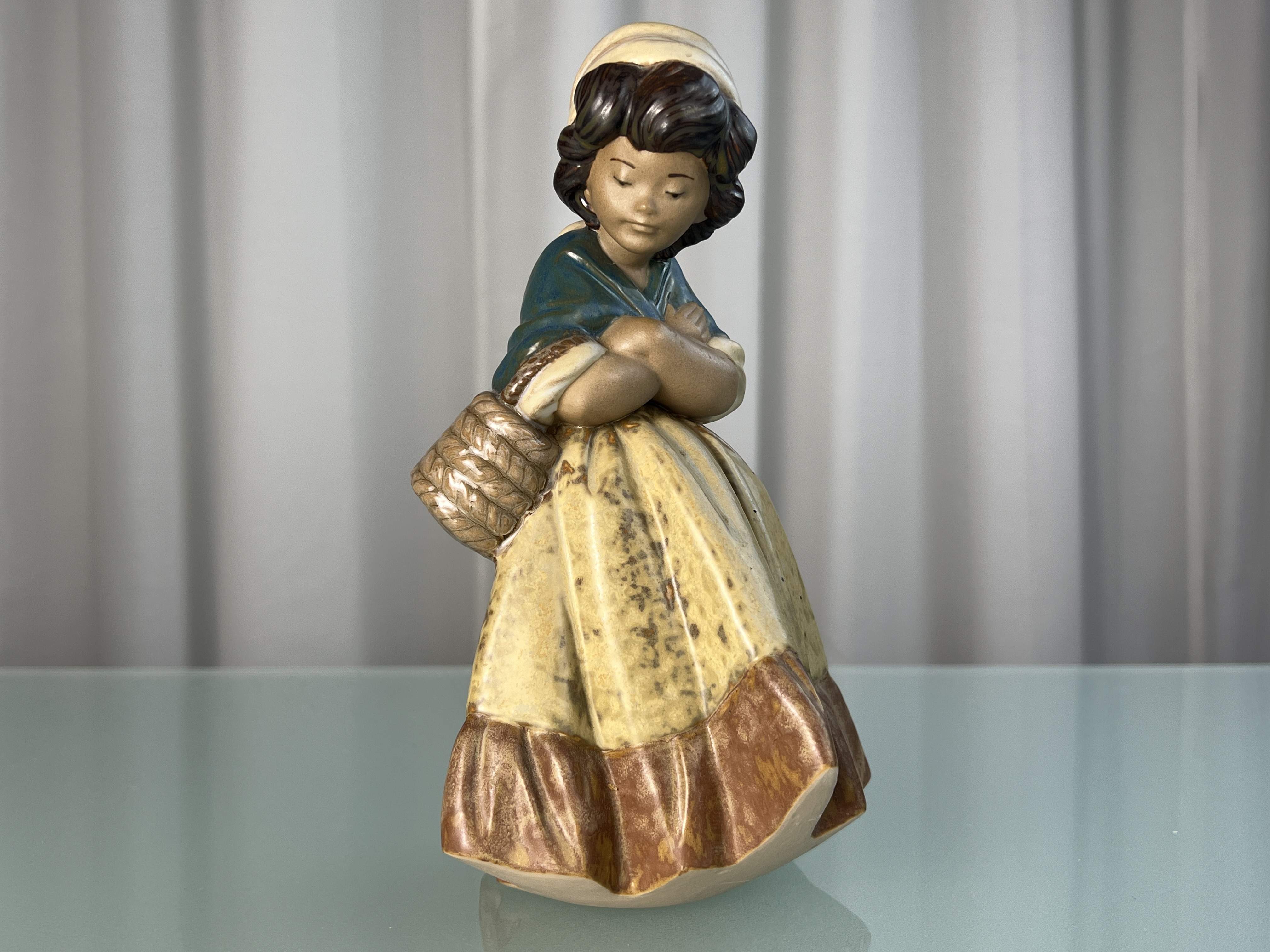 Lladro Porzellan Figur Mädchen / Fra... SW48980