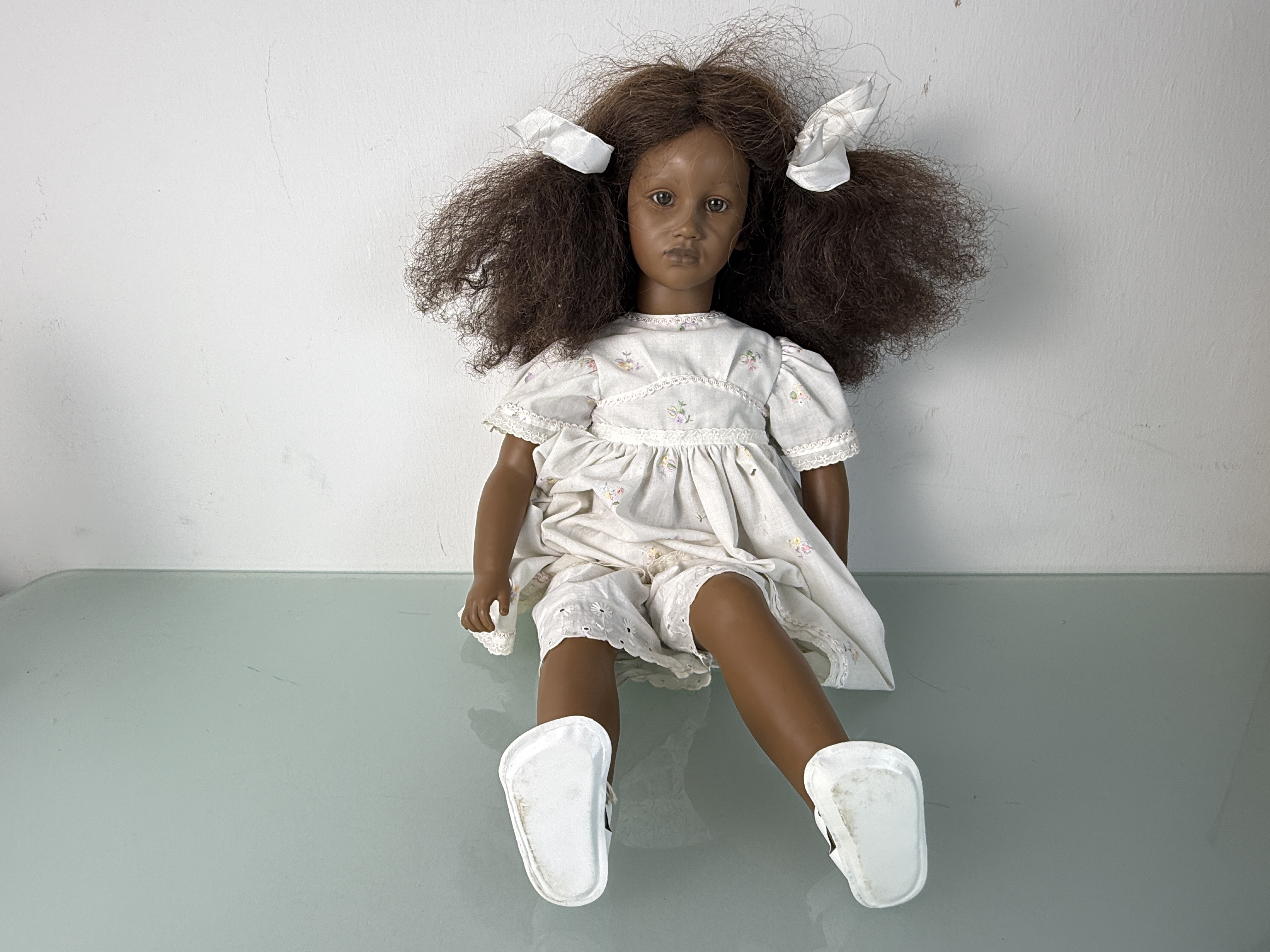  Annette Himstedt Künstlerpuppe Vinyl Puppe Fatou 60 cm. Top Zustand