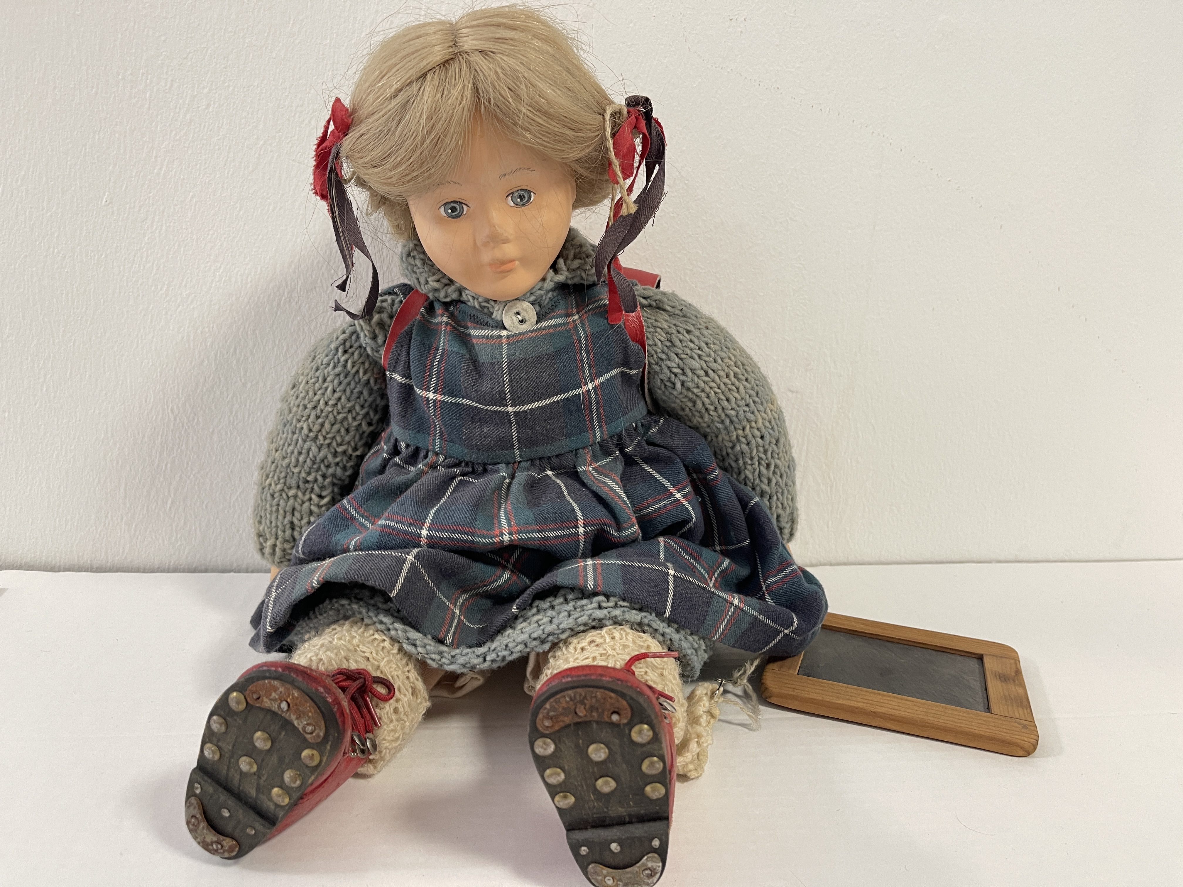 Künstler Porzellan Puppe 47 cm.  Zustand siehe Fotos  