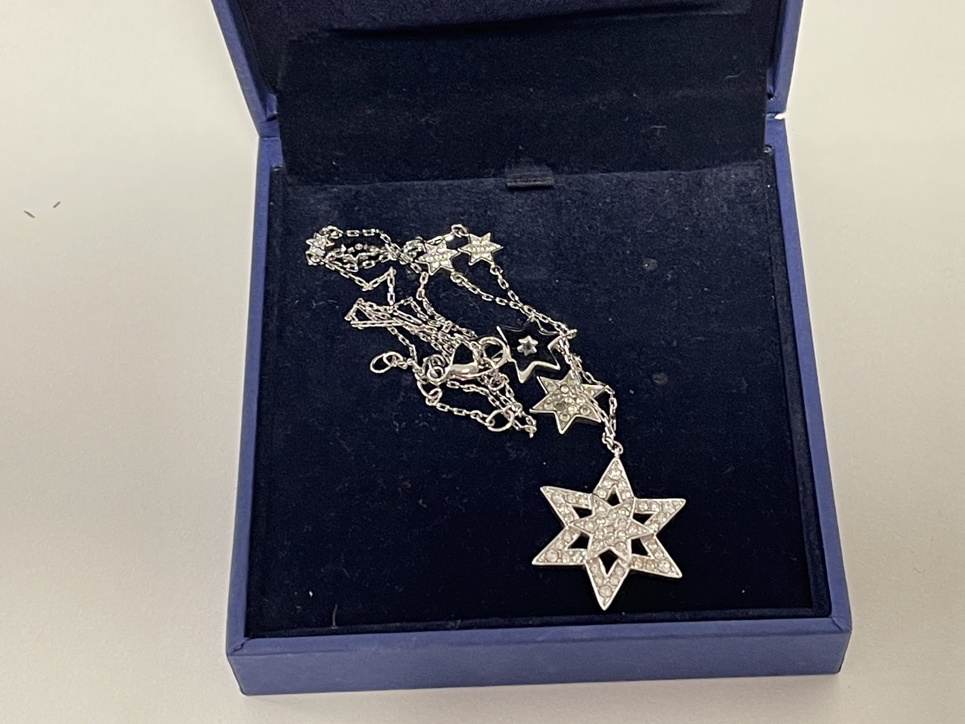 Swarovski Halskette ca. 45 cm + Kiste. Zustand siehe Fotos