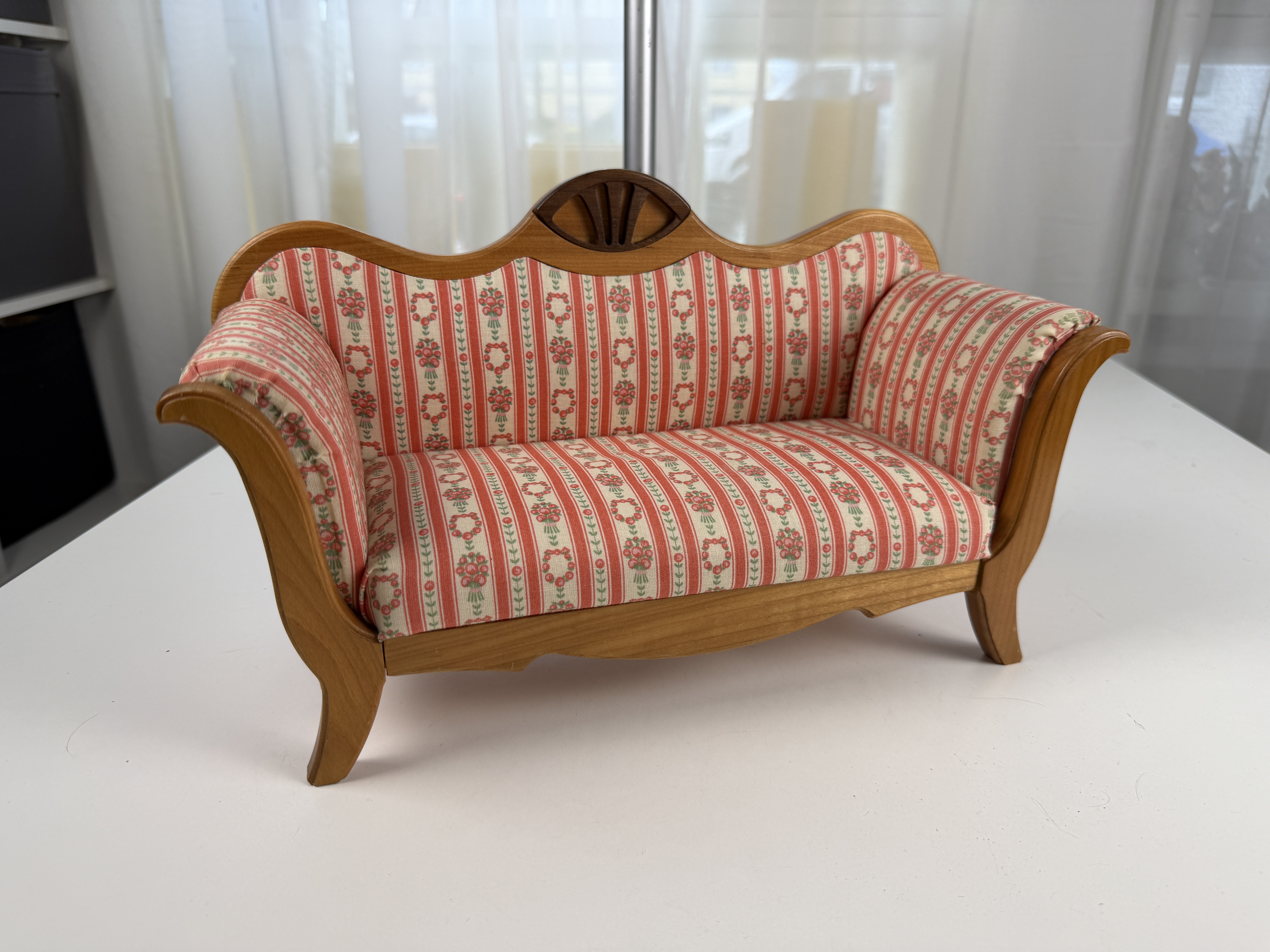 Puppensofa Sofa 19,5 x 34 x 14 cm. Top Zustand - Siehe Fotos  