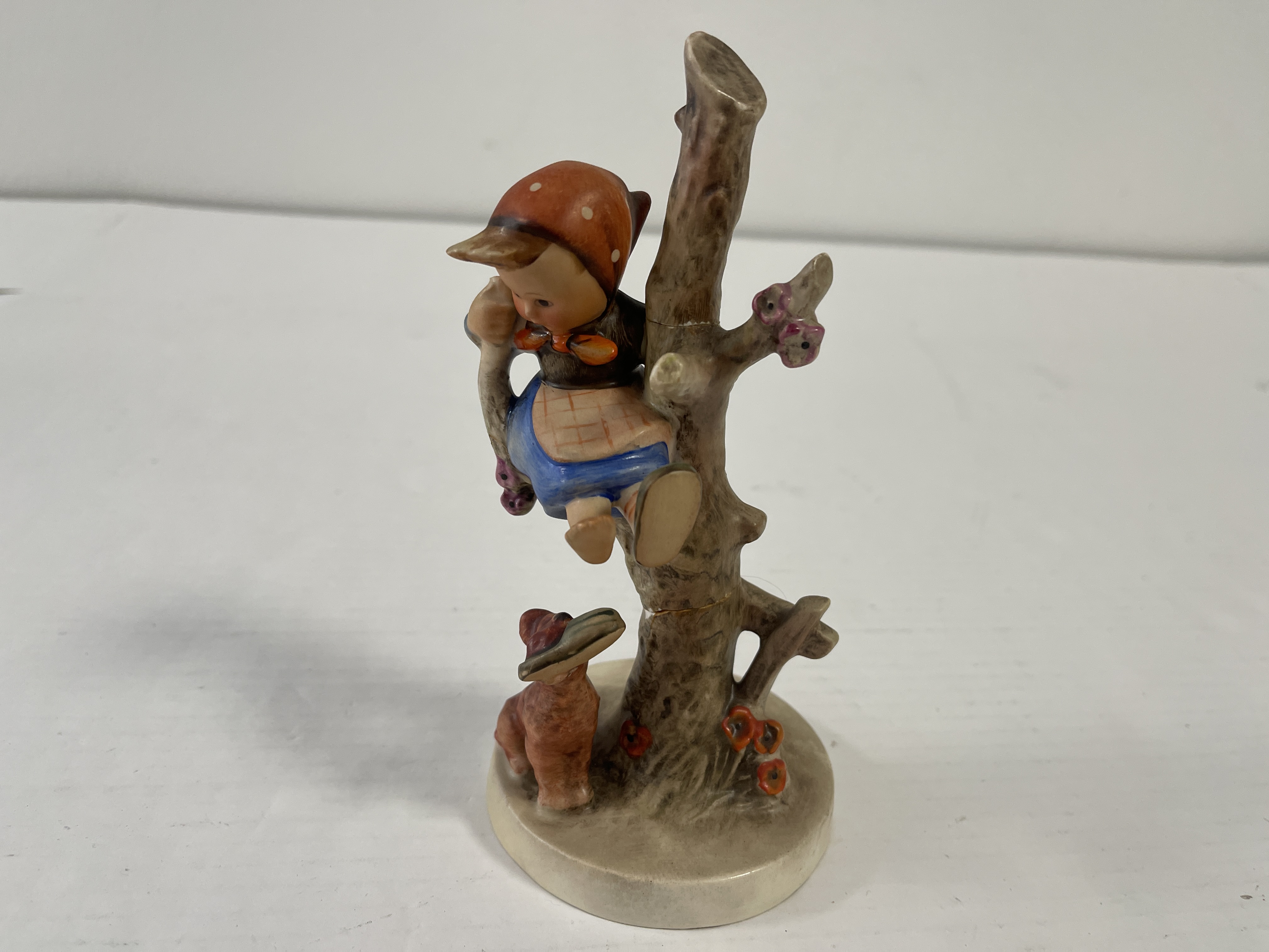 Hummel Figur 56/B In Sicherheit 16 cm. 1 Wahl -  Defekt 