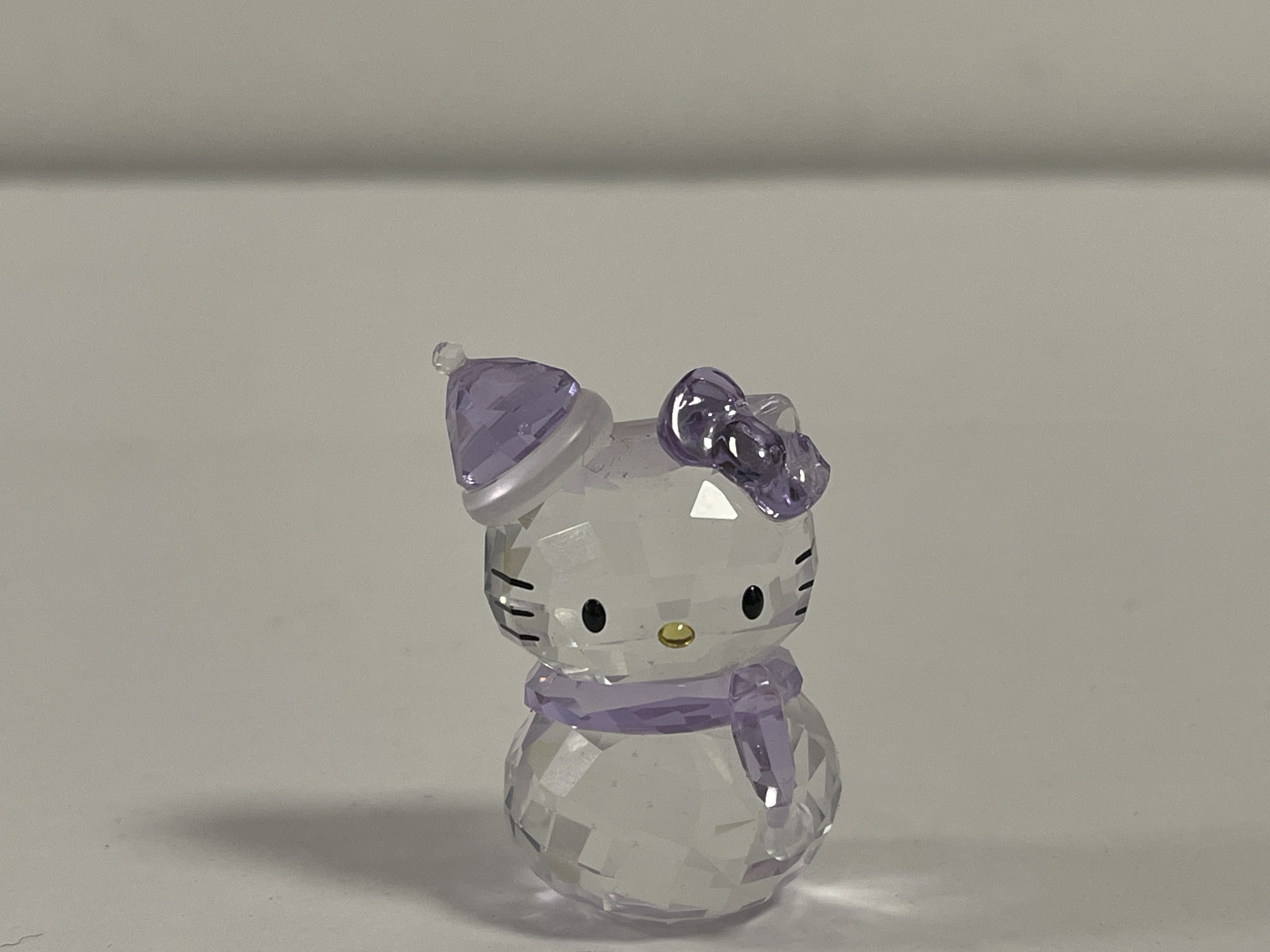 Swarovski Figur 1142949  Hello Kitty Schneemann 4,5 cm. Defekt an der Schleife