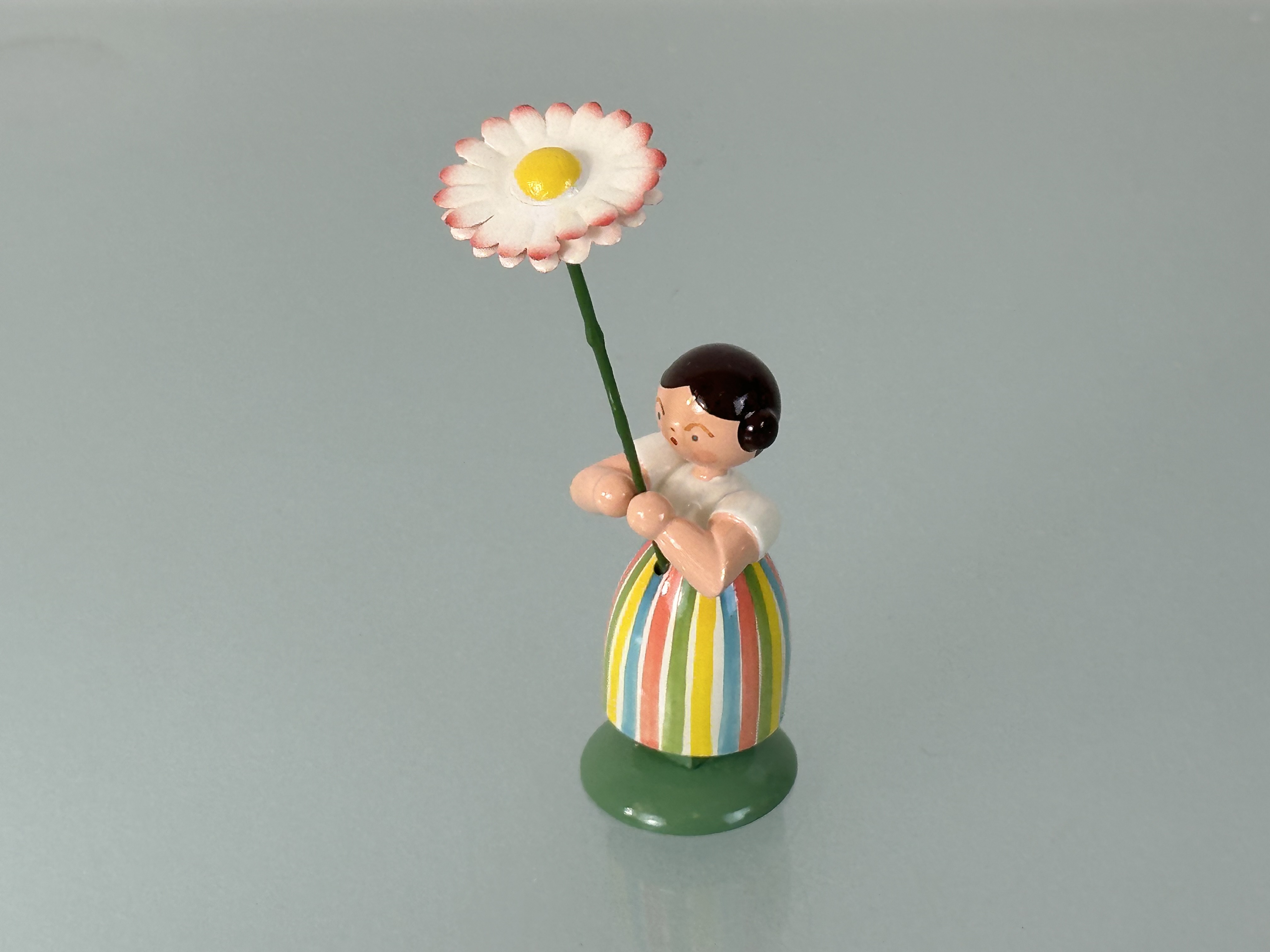 Erzgebirge Straco Figur Blumenmädchen mit Gänseblume 10,2 cm. Top Zustand