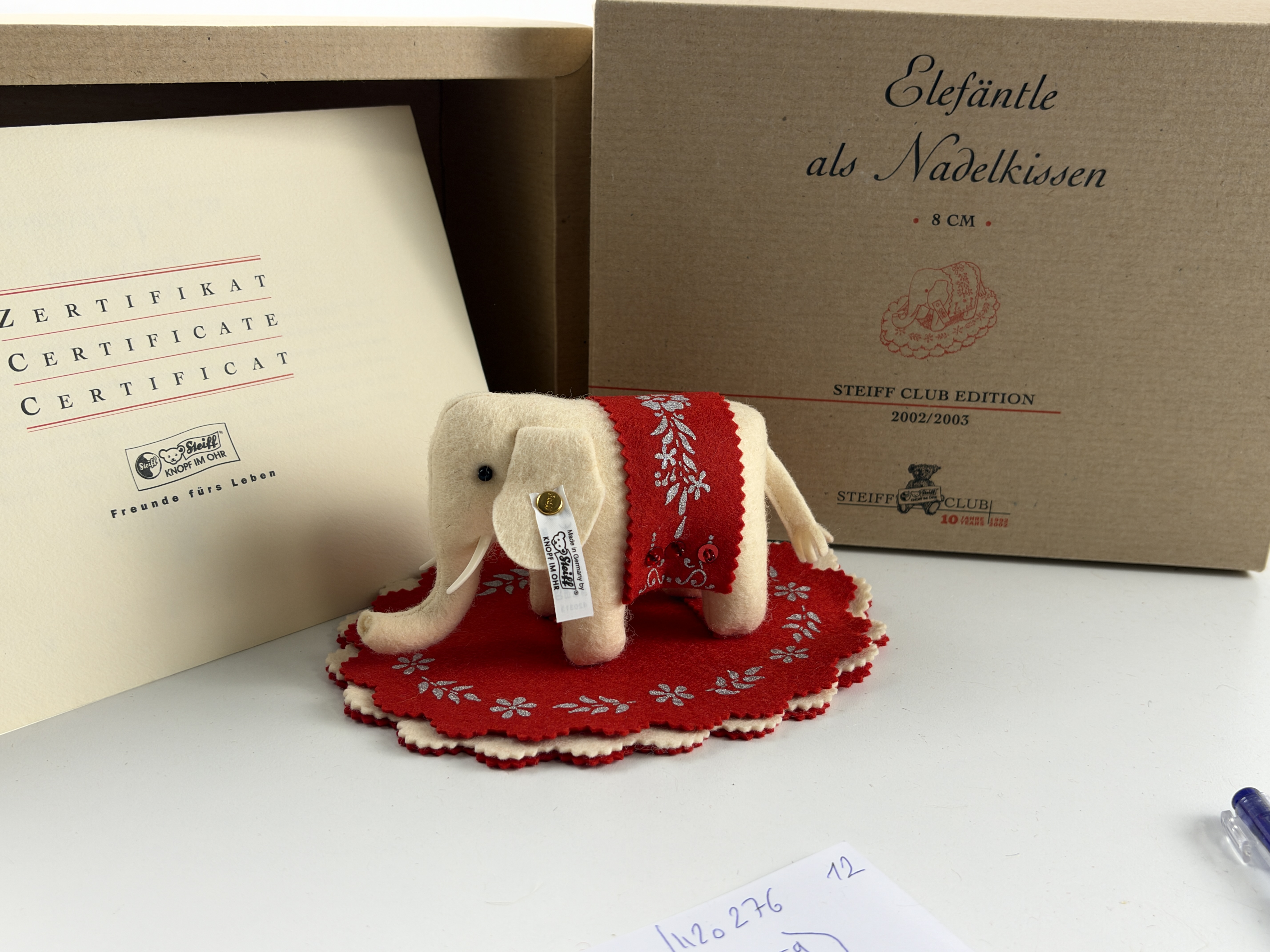 Steiff Tier 420313 Elefant auf Nadelkissen 8 cm. OVP Zertifikat Top Zustand  