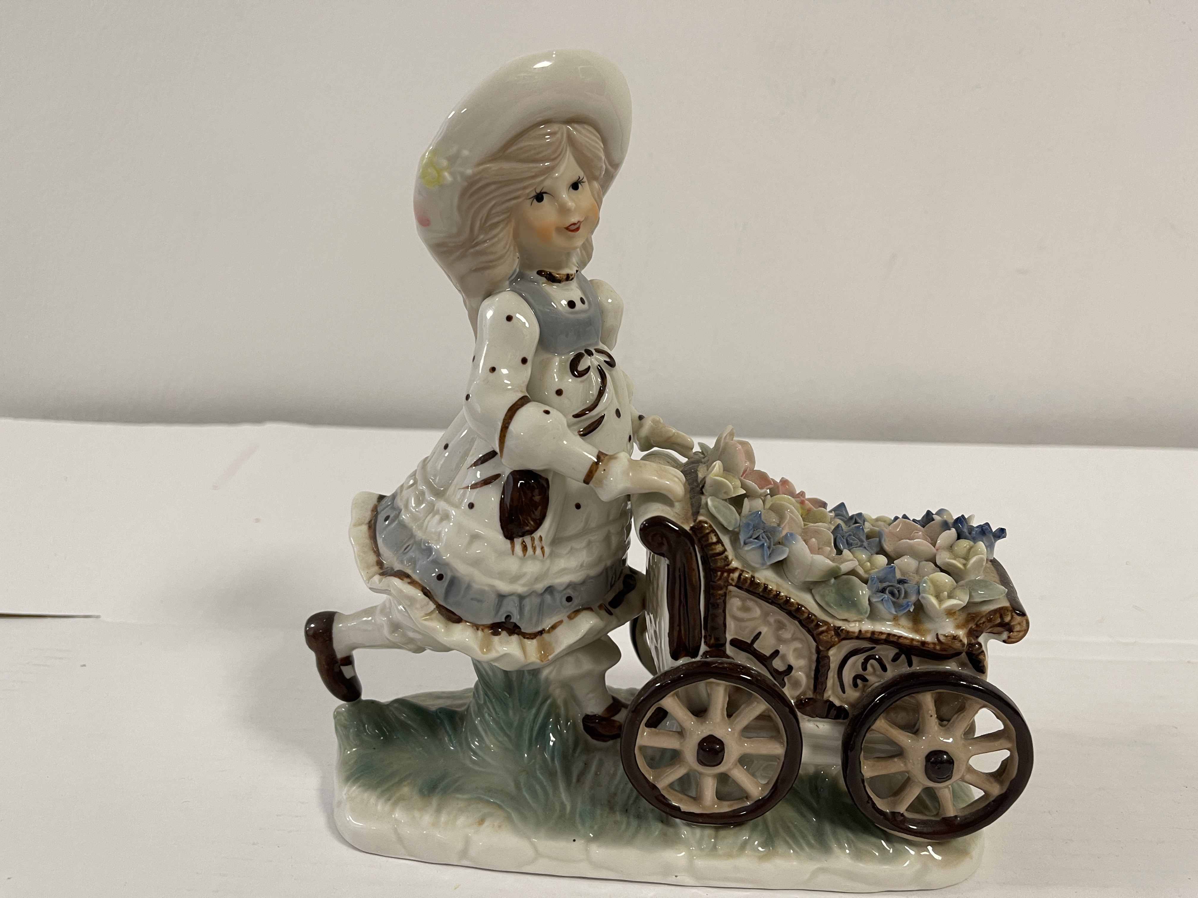 Sammler Figur Porzellan 19 x 19 cm.  Zustand siehe Fotos 