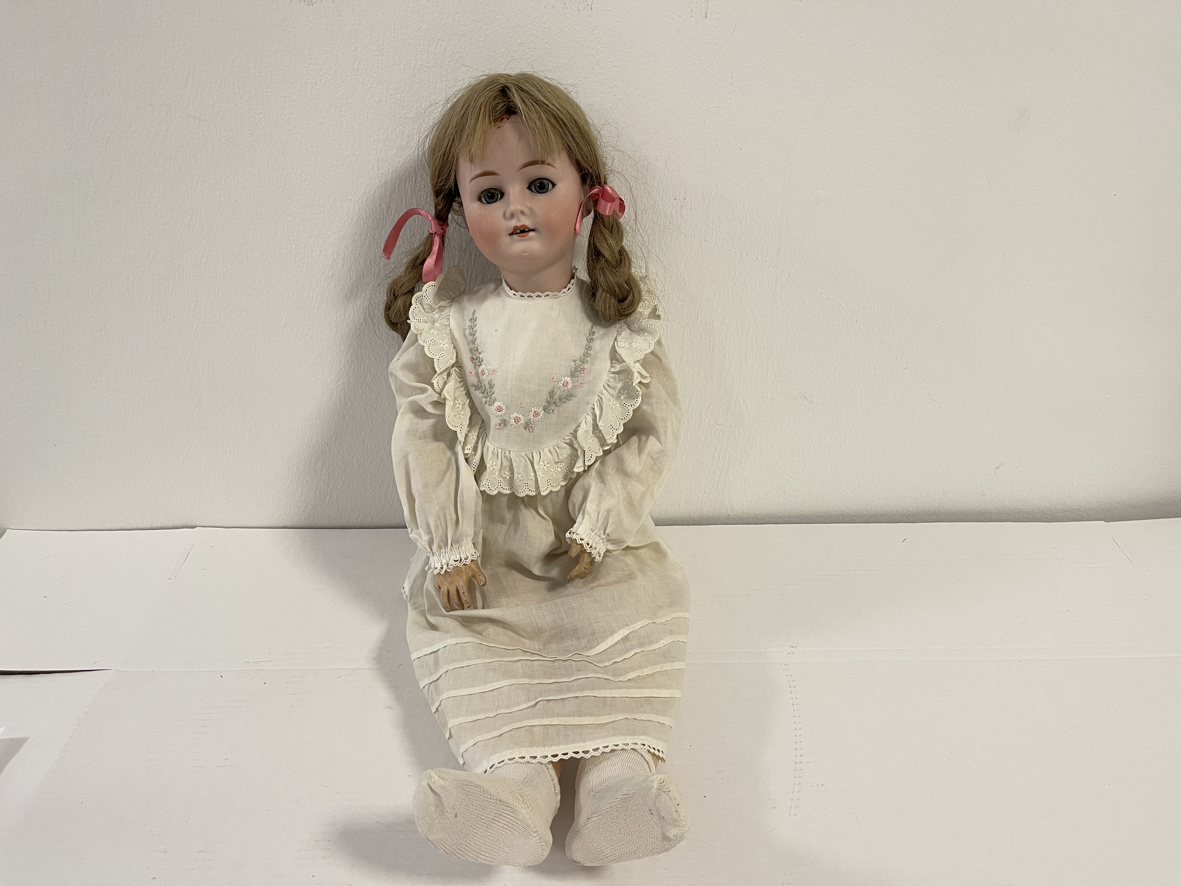 Alte Künstler Porzellanpuppe Puppe 68 cm Zustand siehe Fotos 