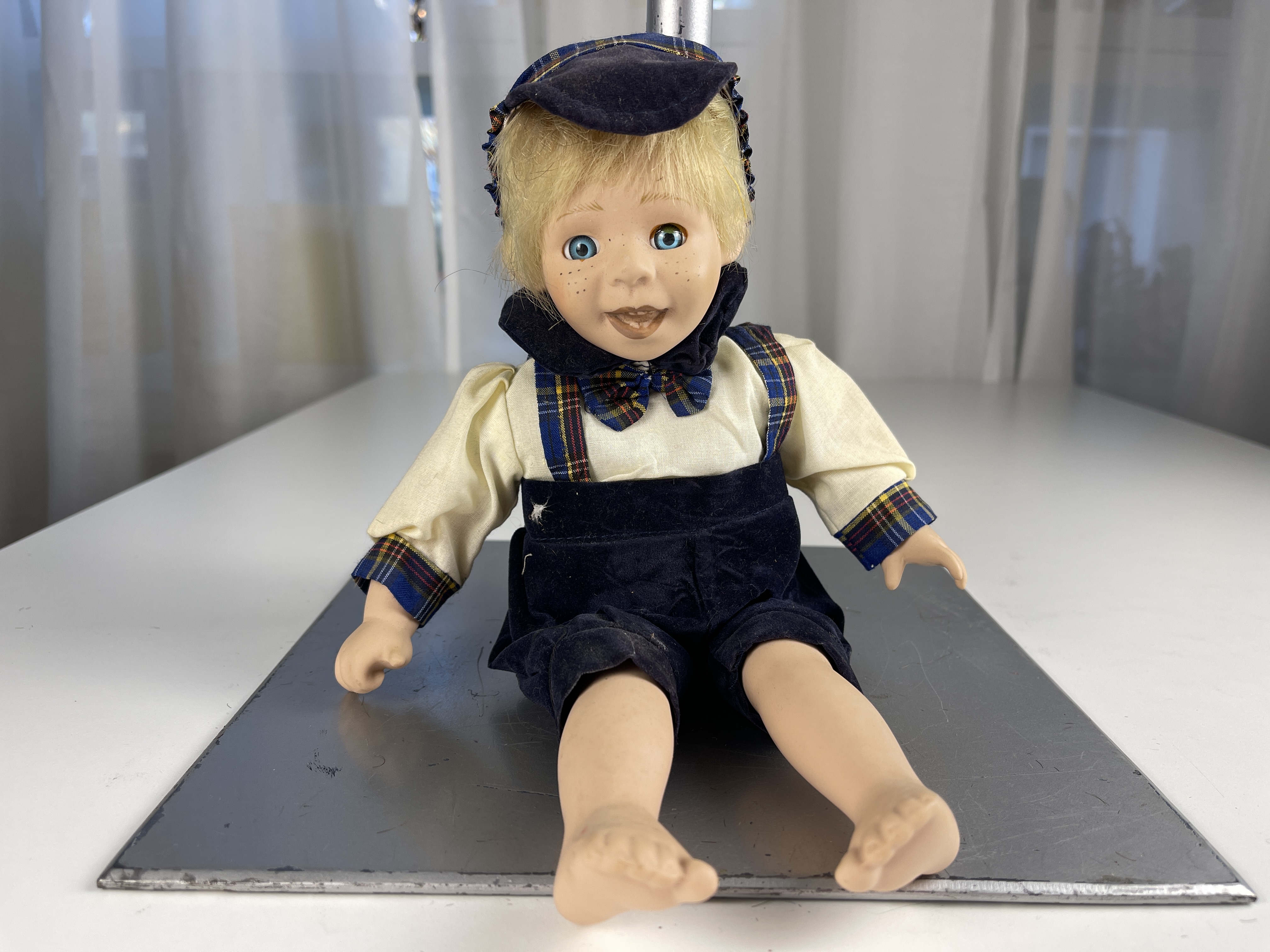 Sammler Puppe Porzellan Puppe 30 cm. Zustand siehe Fotos