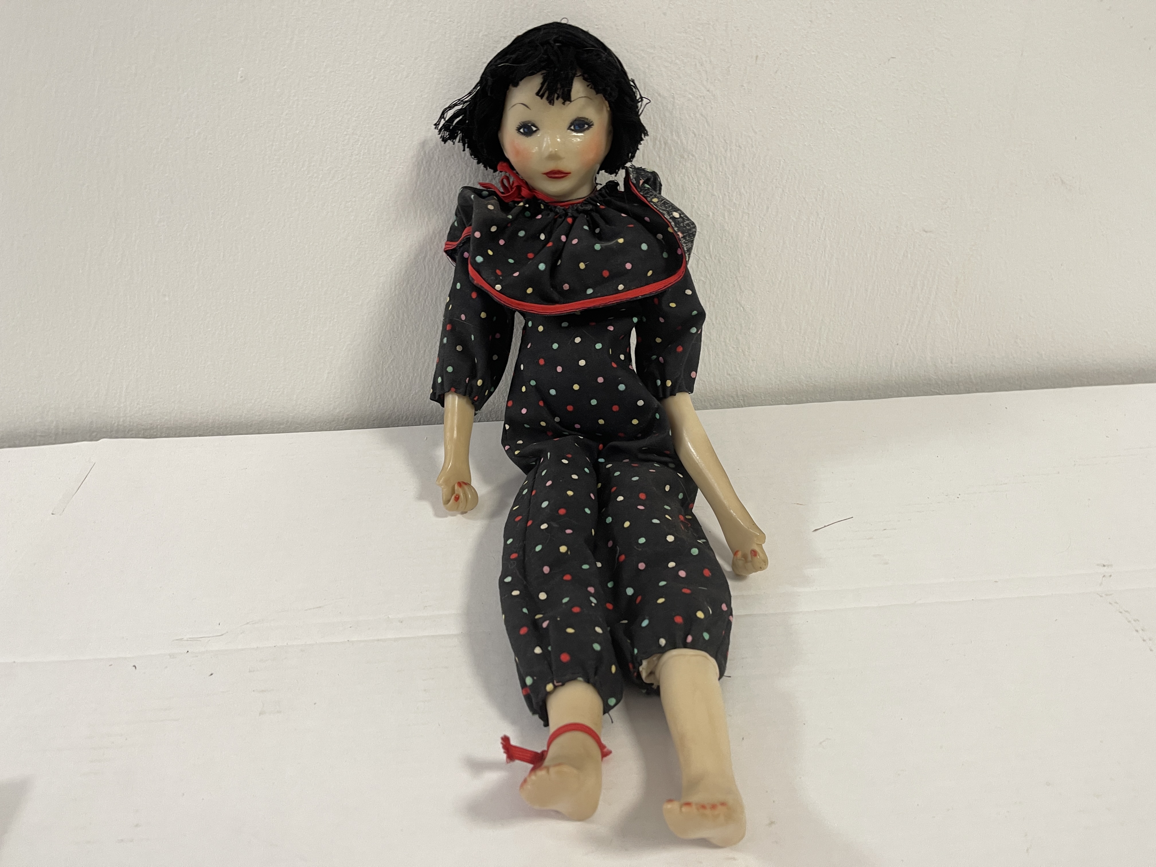 Künstlerpuppe  Wachs Puppe 45 cm. Defekt an den Händen 