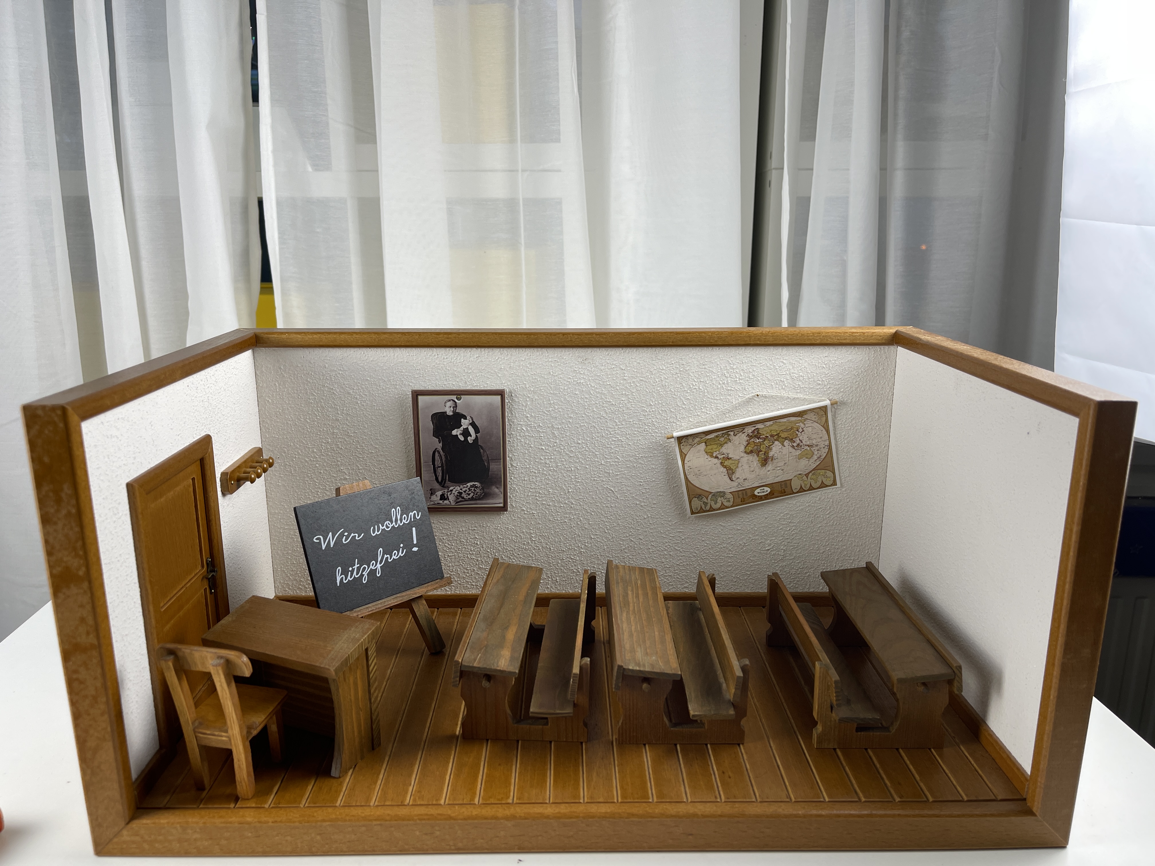 Steiff Dorfschule 2007  Diorama - 420610 - 25 x 46 x 22,5 cm - Zustand siehe Fotos 