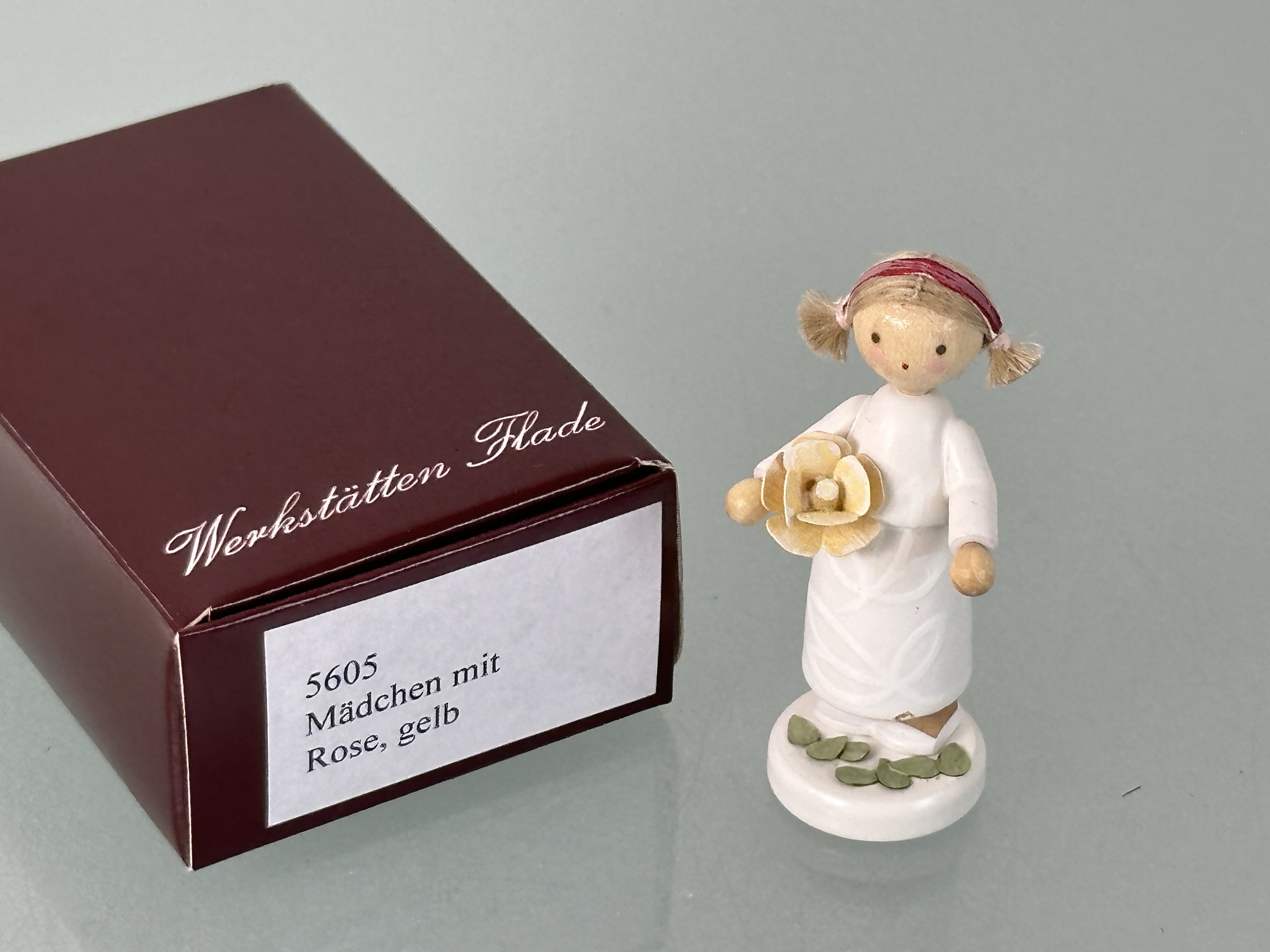 Erzgebirge Flade Figur Mädchen mit Rose, gelb 5,1 cm - Top Zustand