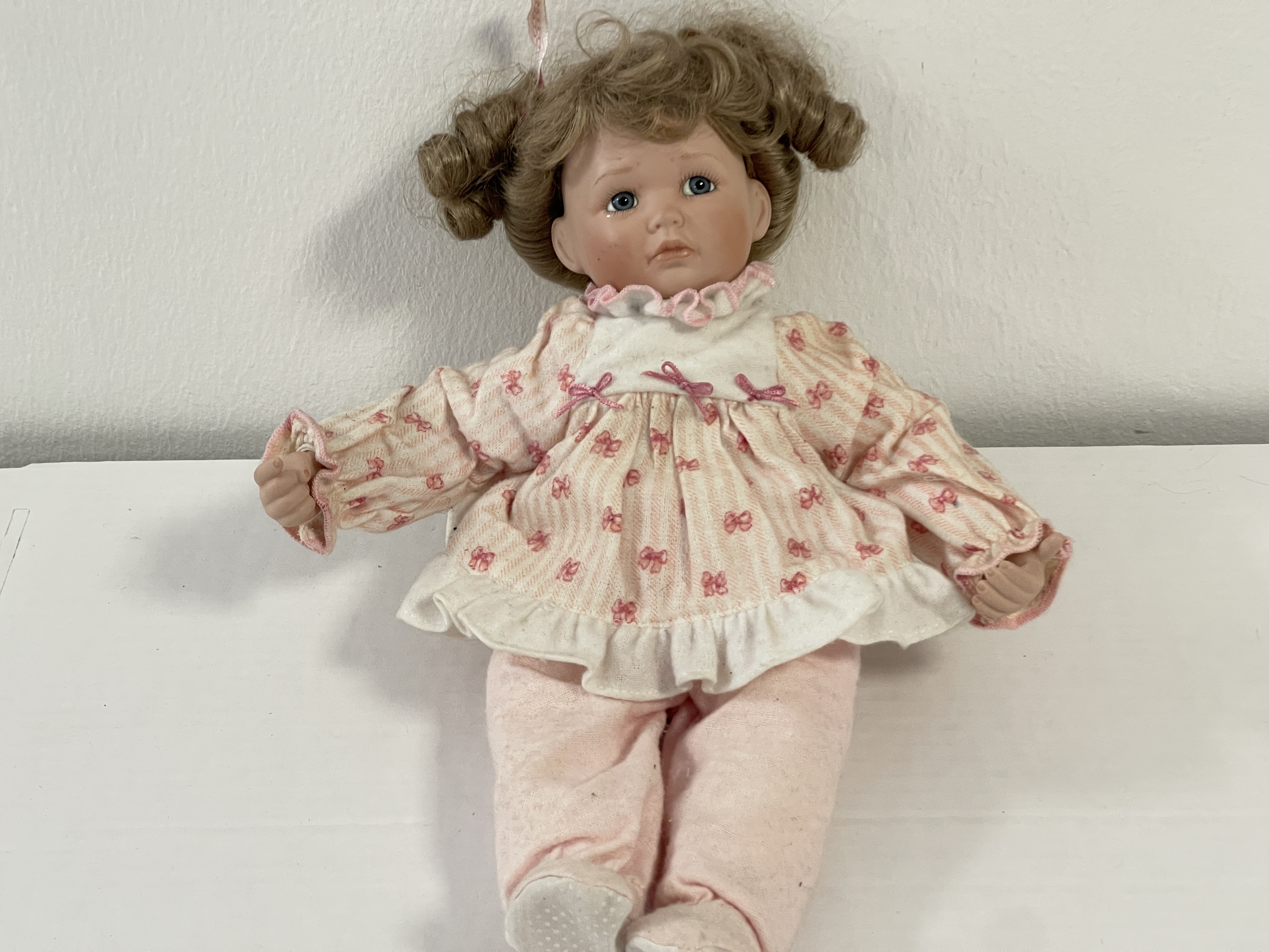 Künstler Porzellan Puppe 28 cm. Zustand siehe Fotos     