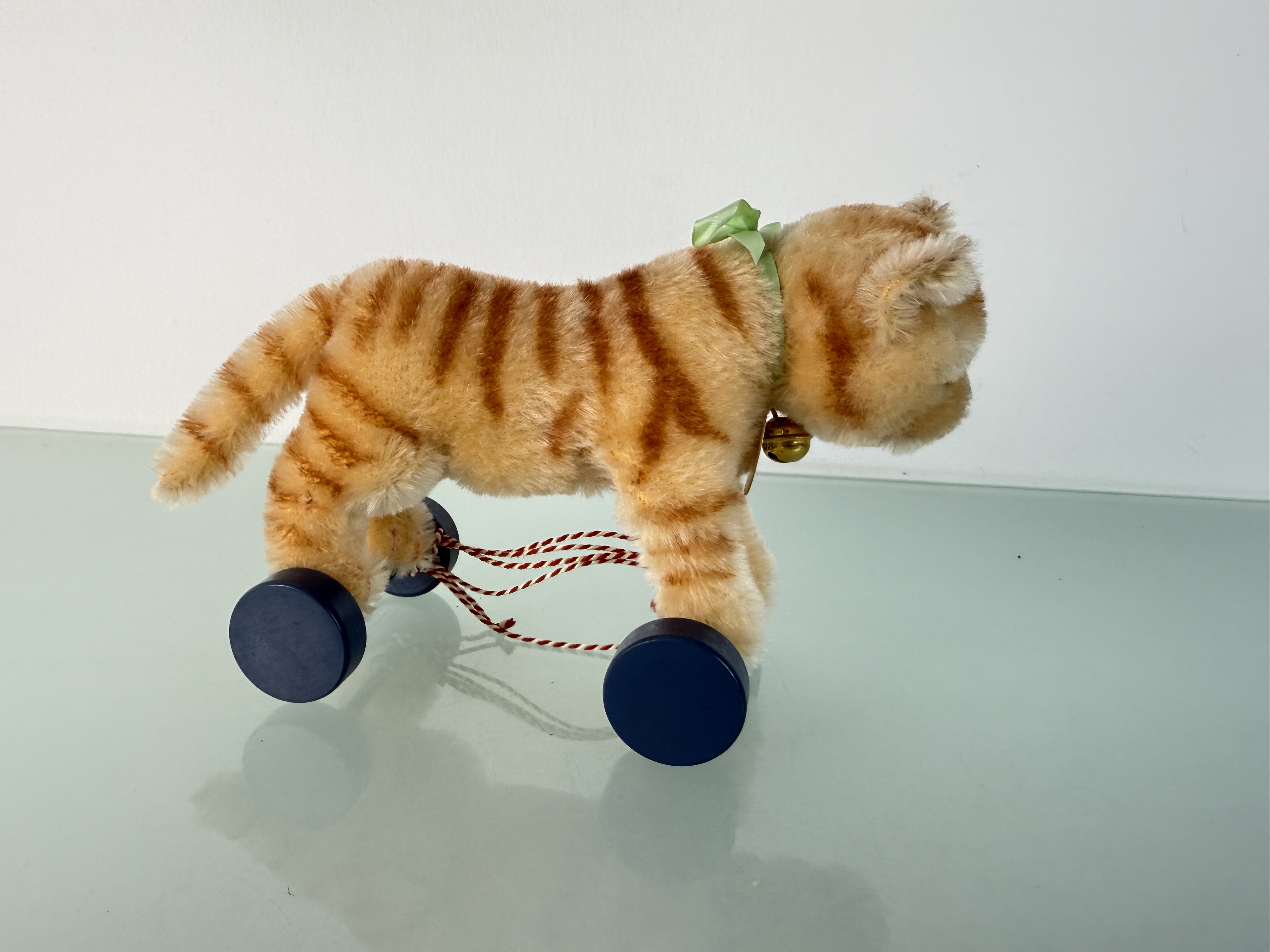 Steiff Tier036200 Katze auf Rädern 16 x 24 cm. Top Zustand 