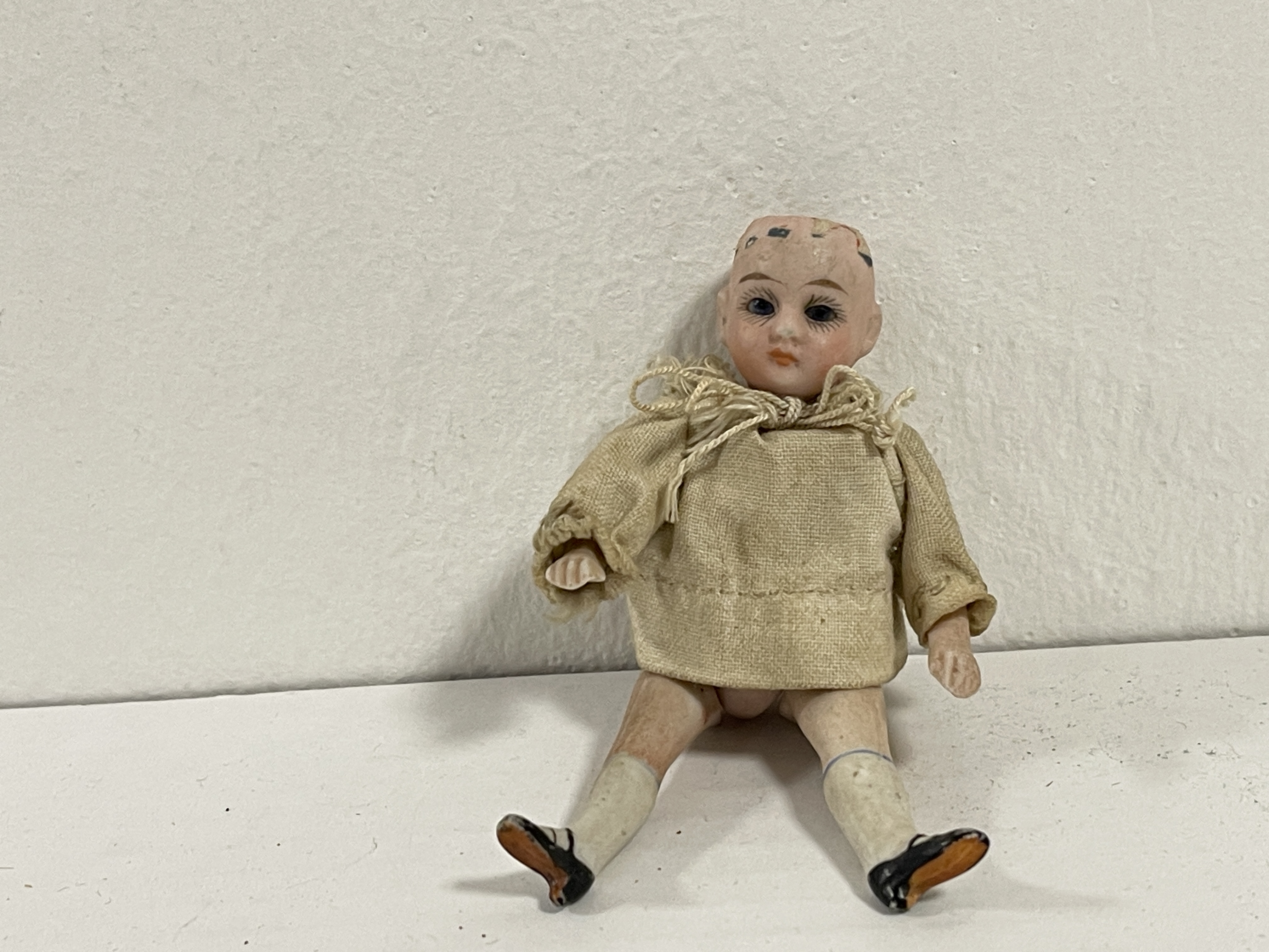 Alt Künstlerpuppe Porzellan Puppe  10 cm Zustand Siehe Fotos.    