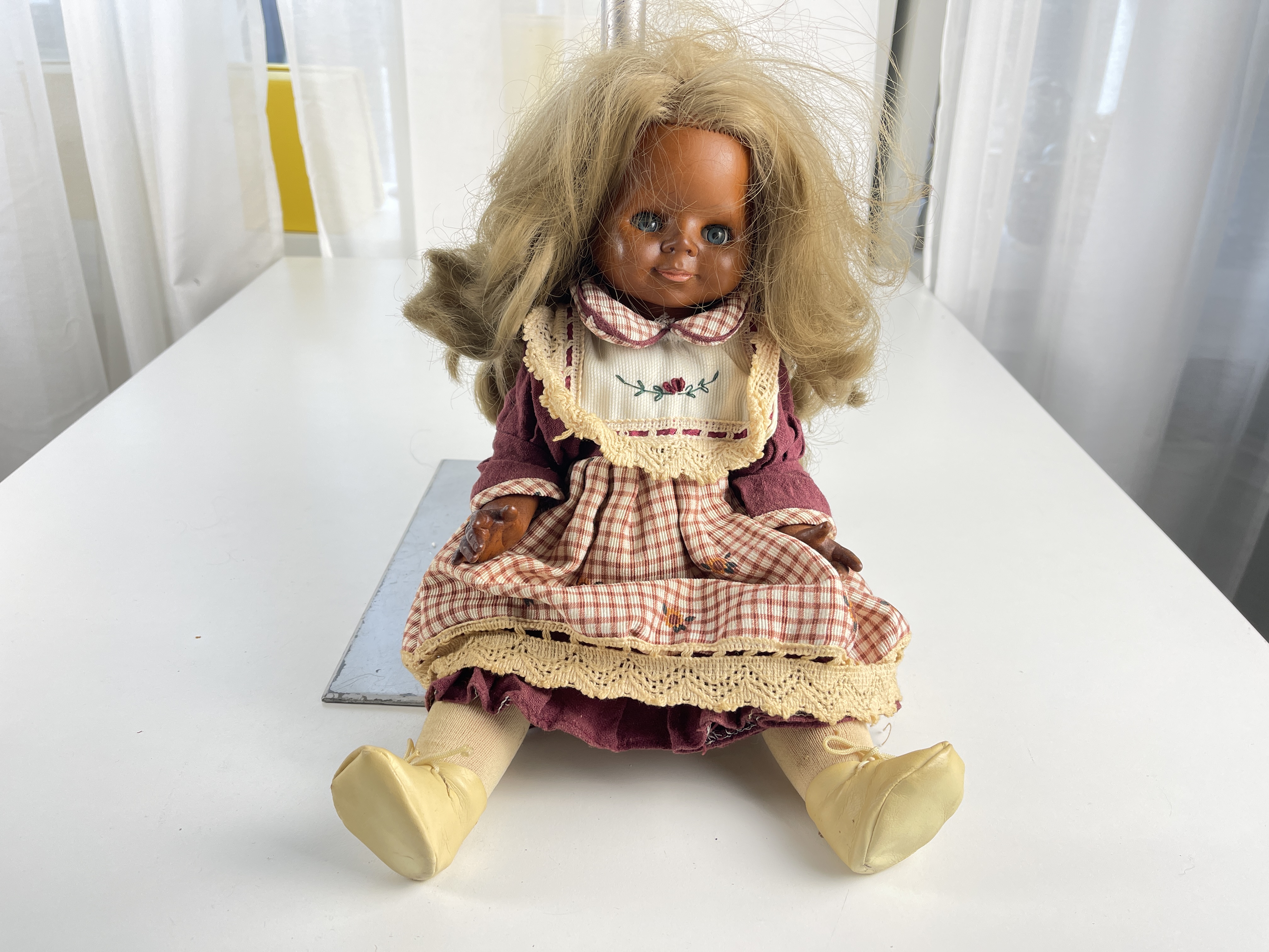 Künstlerpuppe Emaso Vinyl 39 cm. Zustand siehe Fotos Raucherhaushalt