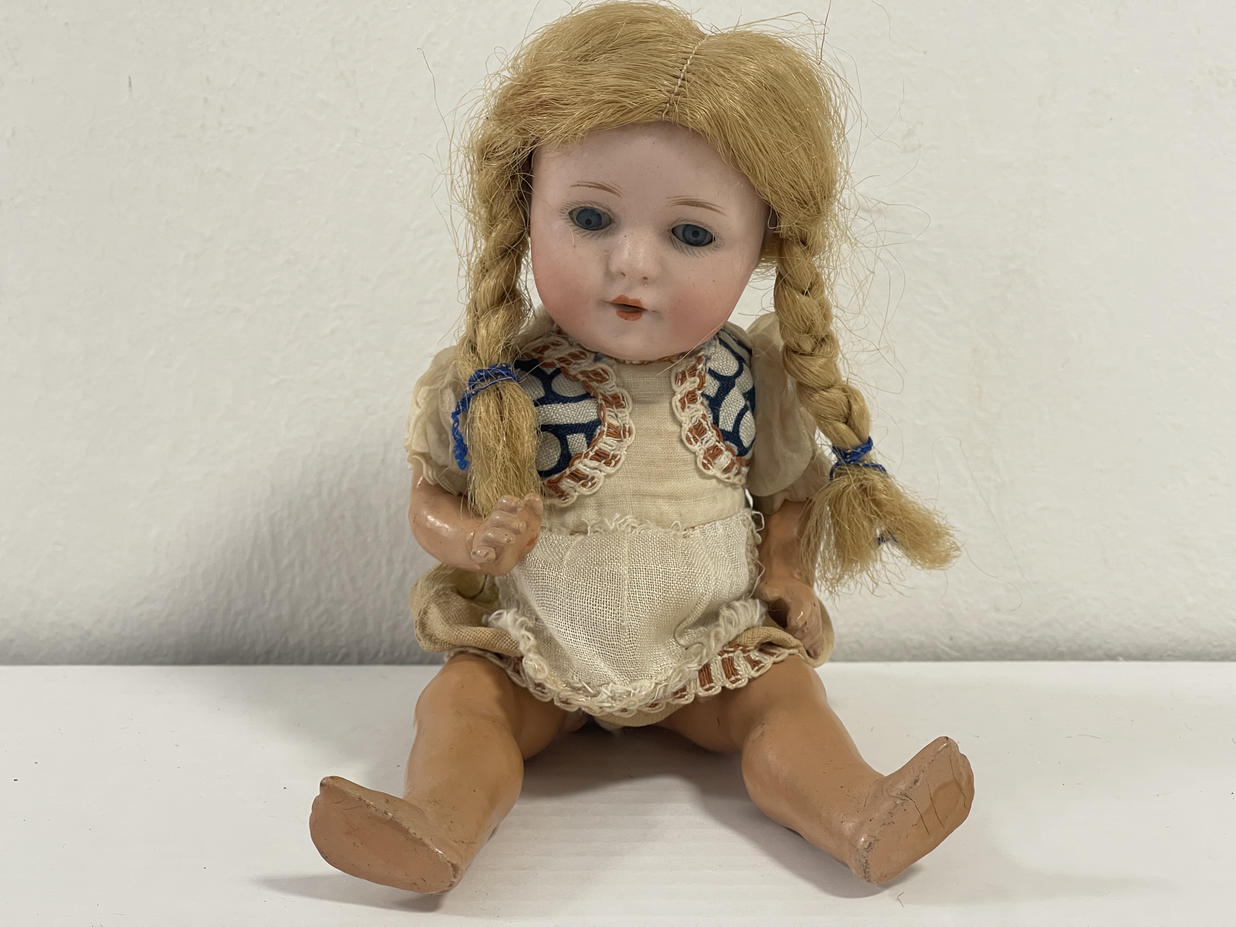 Alte Puppe Sammler Porzellan Puppe 22 cm. Zustand siehe Fotos.     