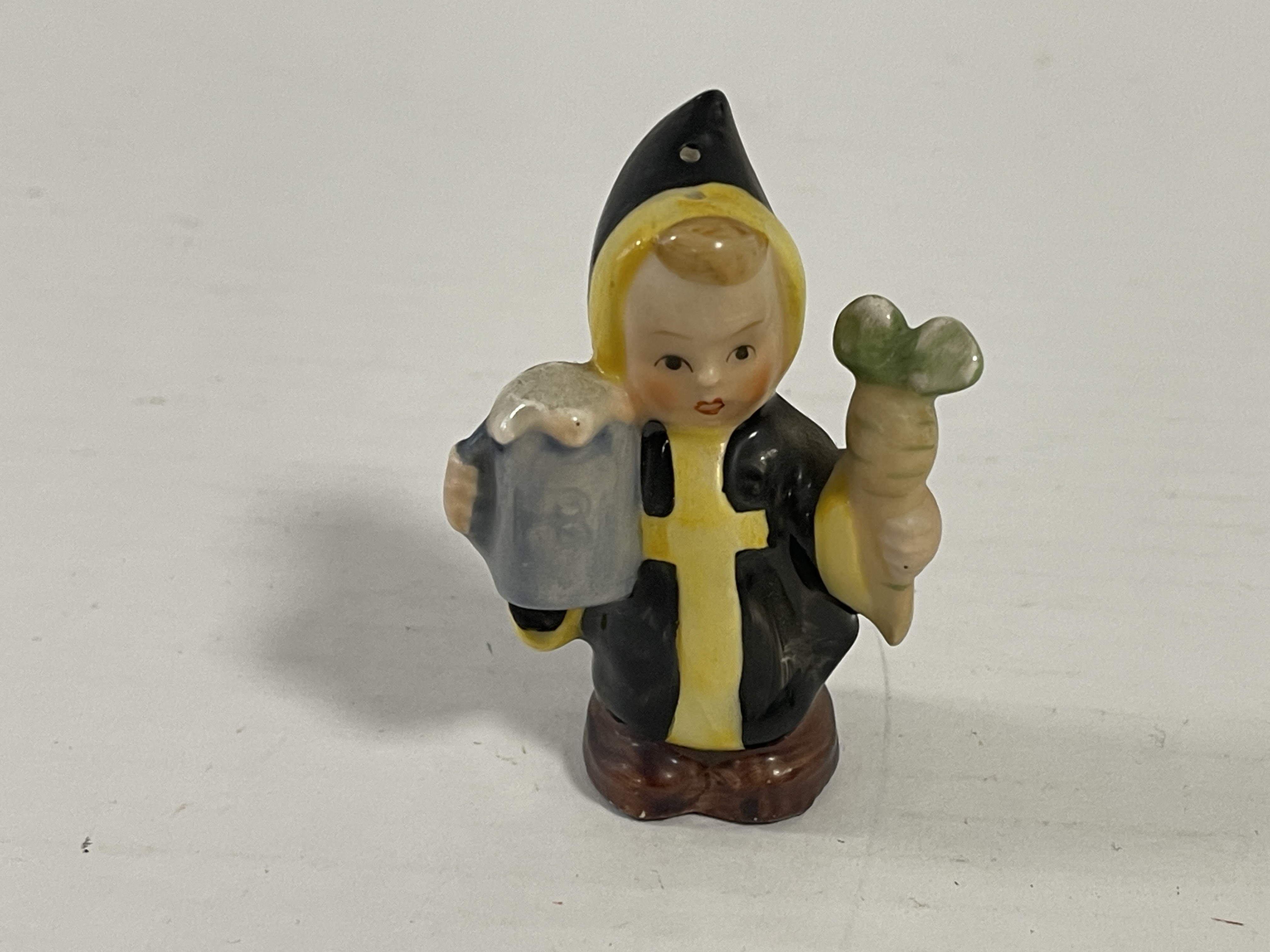 Goebel Figur Porzellan Salz / Pfeffer Streuer 6,5 cm.  Zustand siehe Fotos    