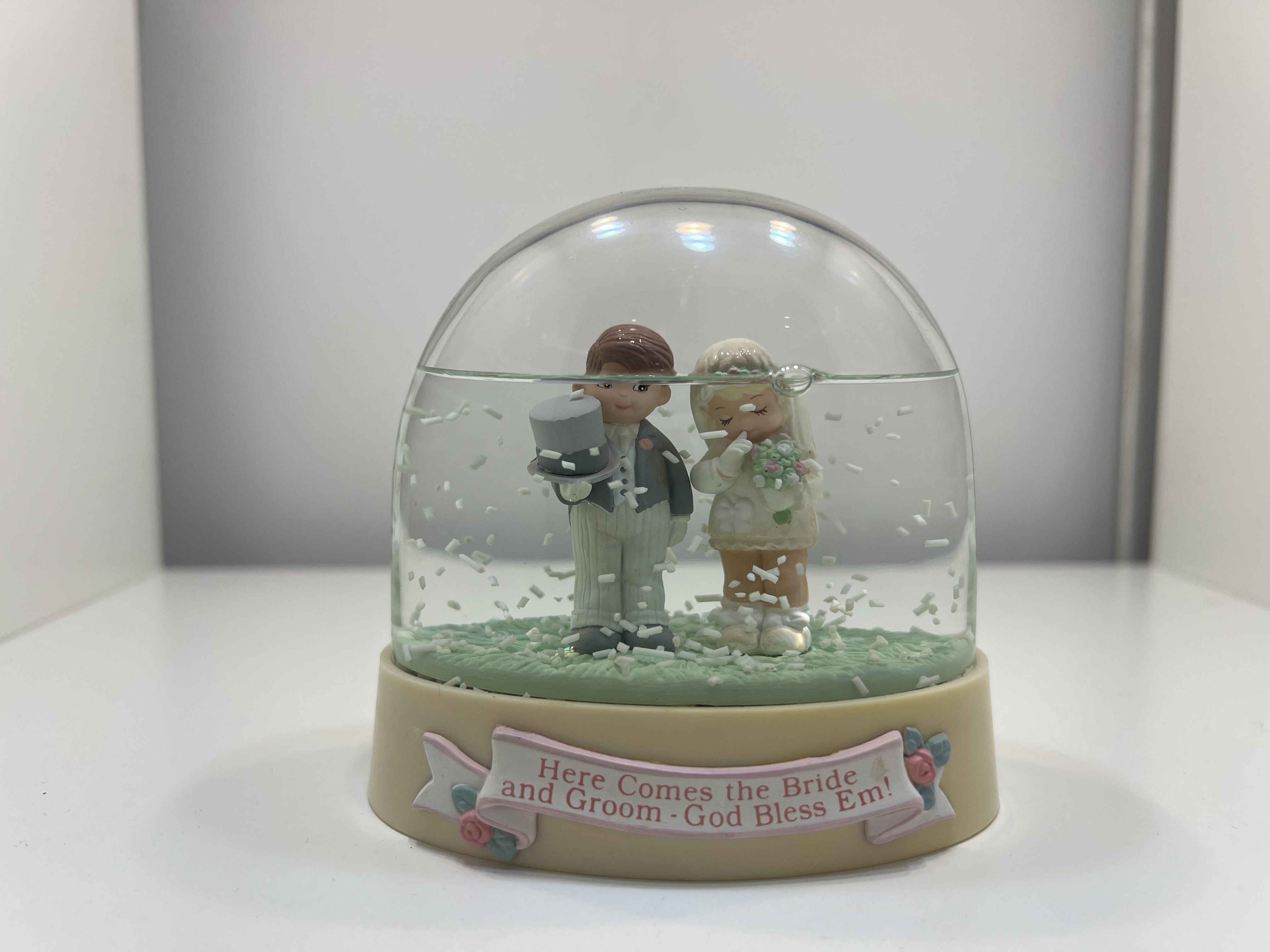 Memories of Yesterday Schneekugel Figur 9 cm x 10 cm. 1 Wahl - Top Zustand
