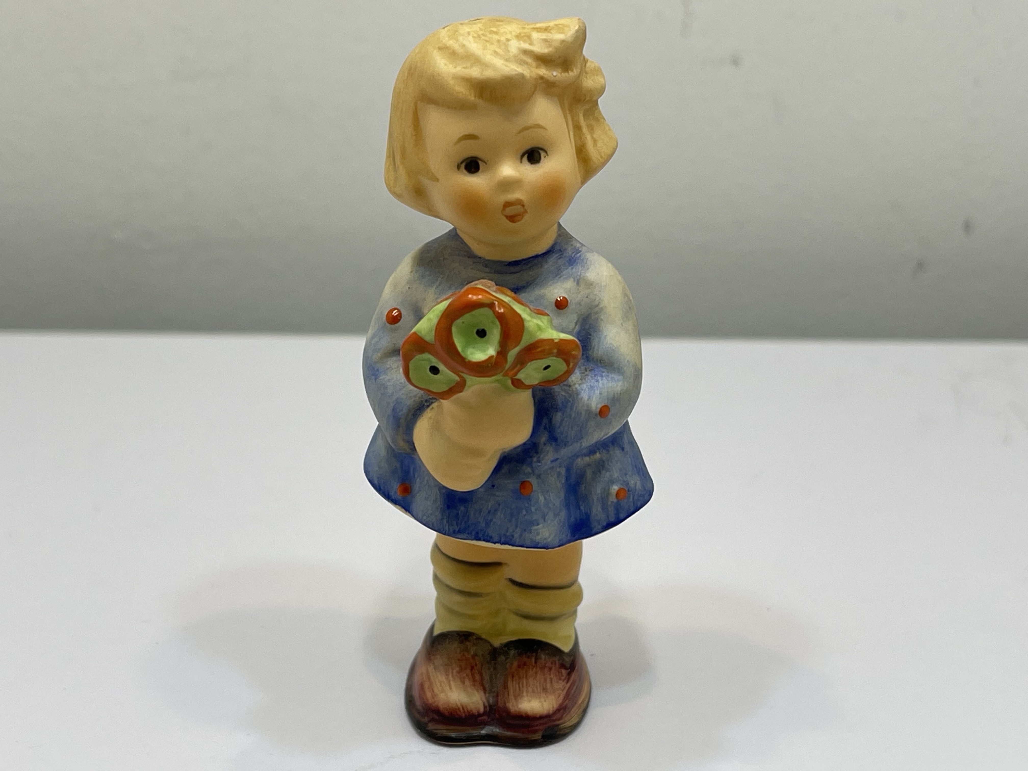 Hummel Figur 239/A/O Mädchen mit Blumenstrauß 8 cm. 1 Wahl - Guter Zustand  