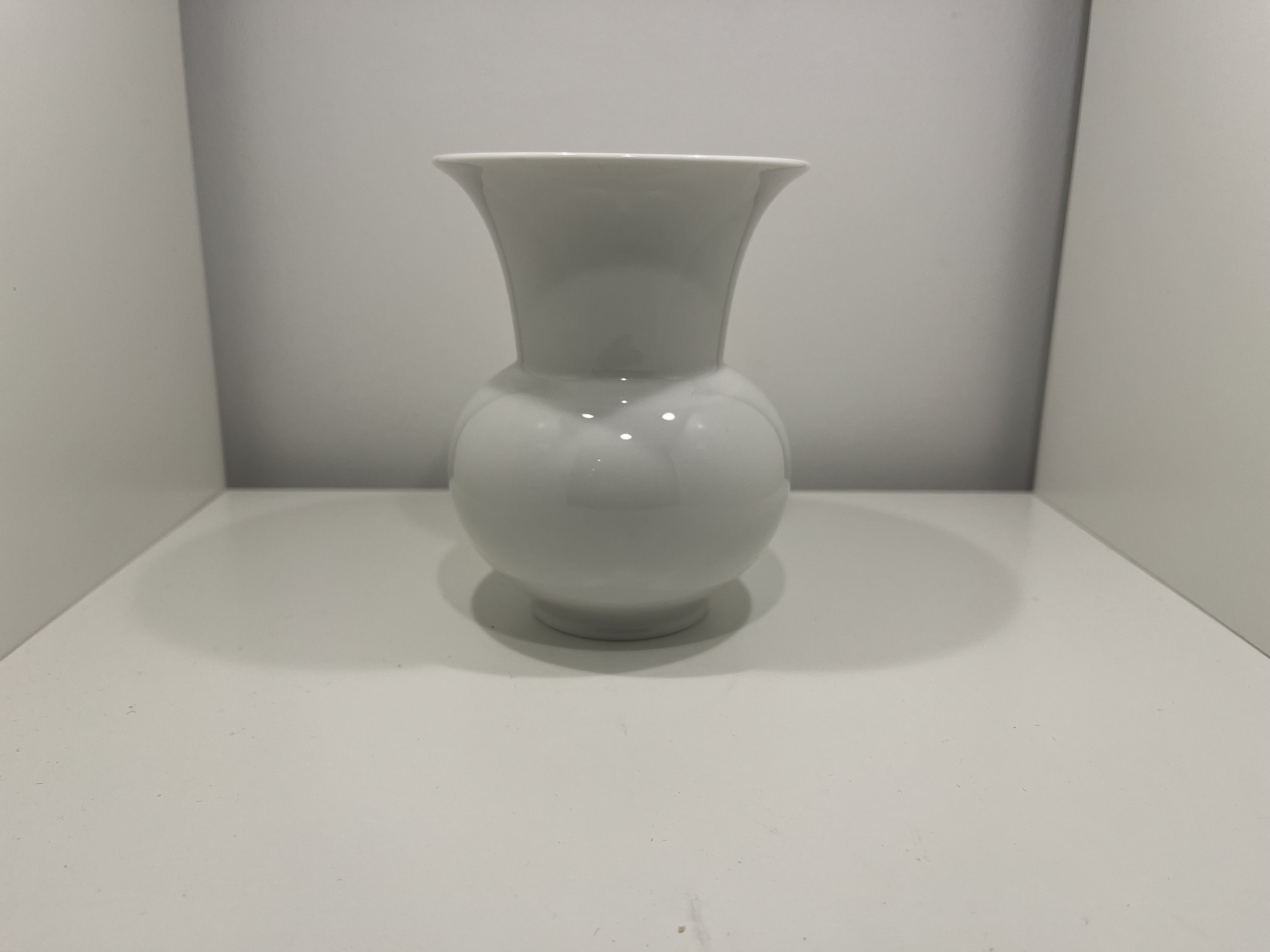 Kaiser Porzellan Vase 12,7 cm - Top Zustand  Kaiser Porzellan Vase 12,7 cm - Top Zustand