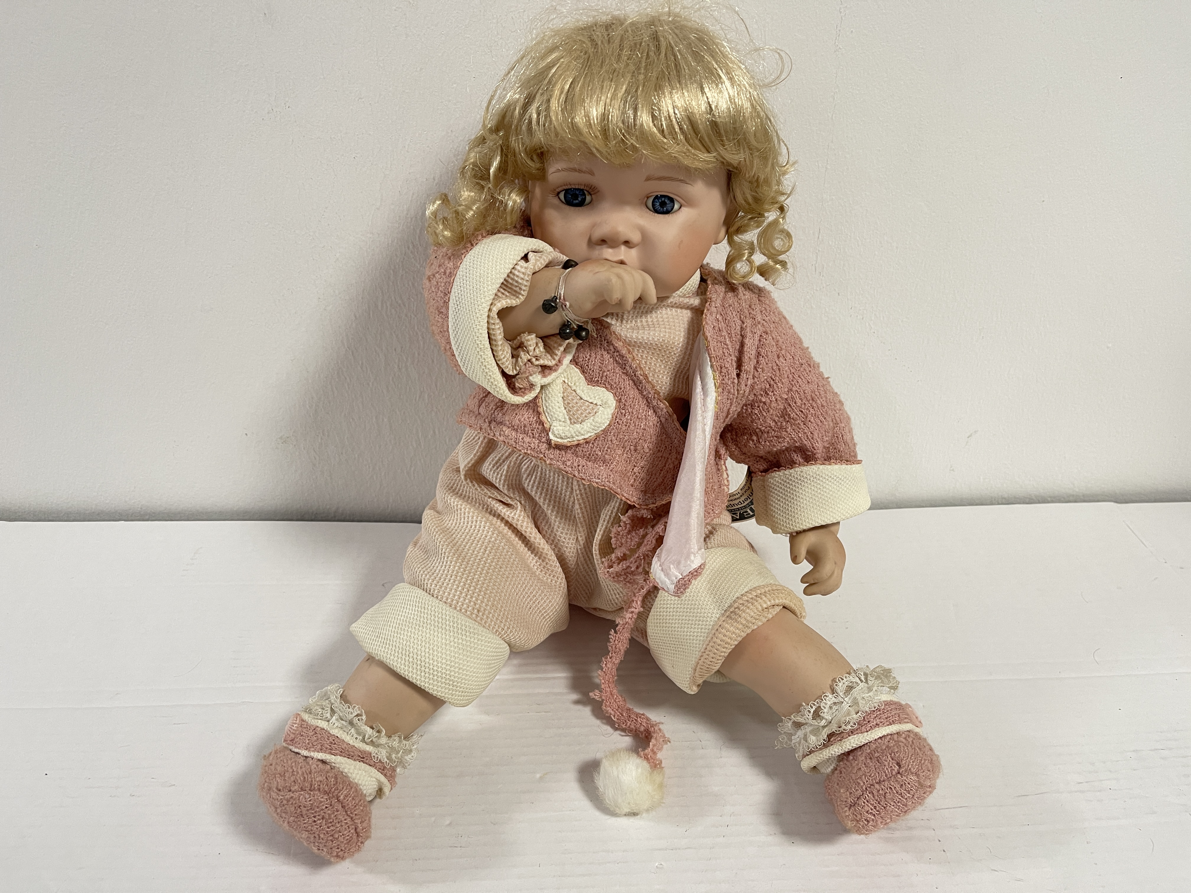 Künstlerpuppe Porzellan Sammler Puppe 44 cm. Raucherhaushalt Zustand siehe Fotos