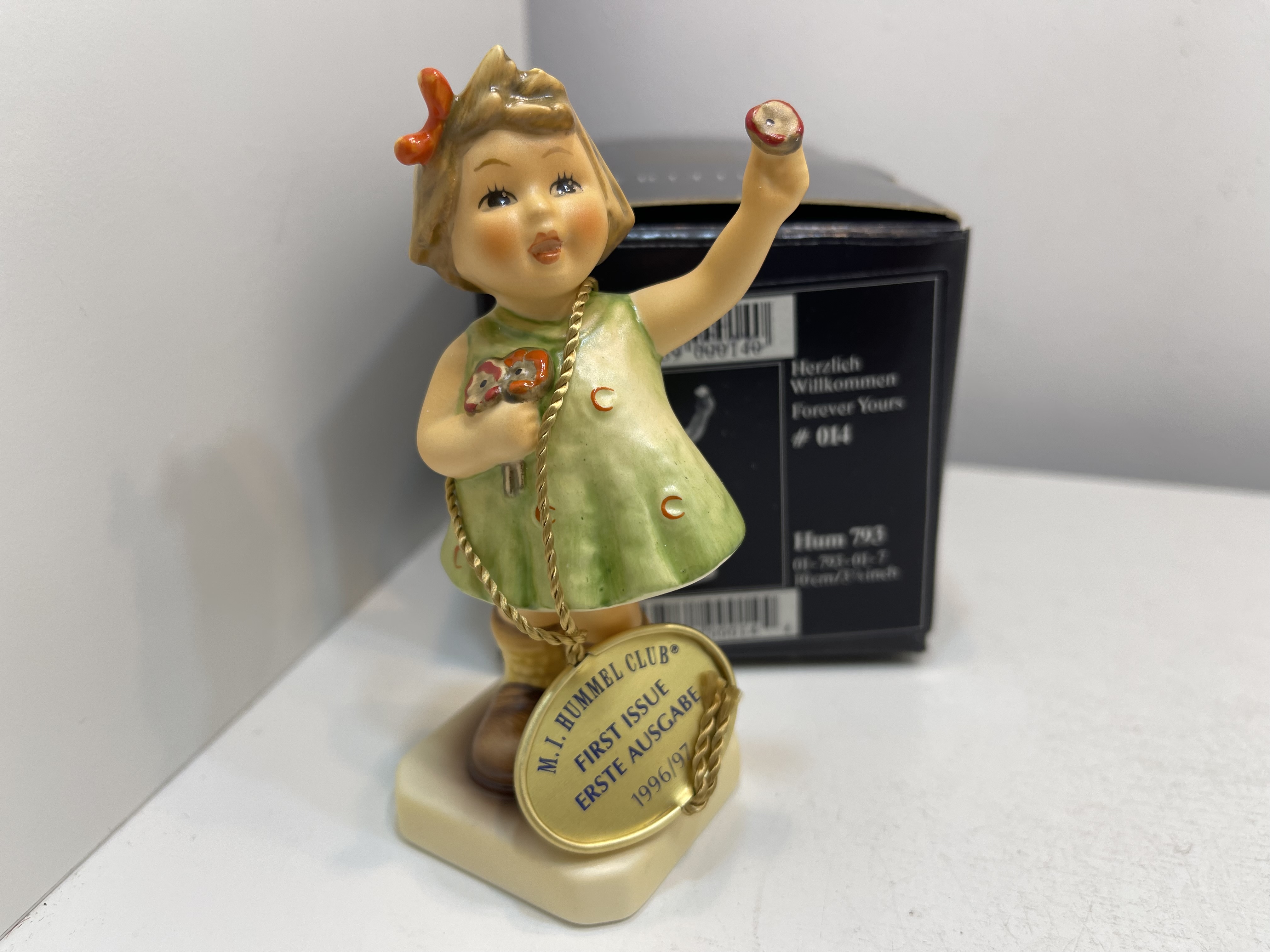 Hummel Figur 793 Herzlich Willkommen 10,5 cm. 1 Wahl mit OVP. - Top Zustand   Hummel Figur 793 Herzlich Willkommen 10,5 cm. 1 Wahl mit OVP. - Top Zustand