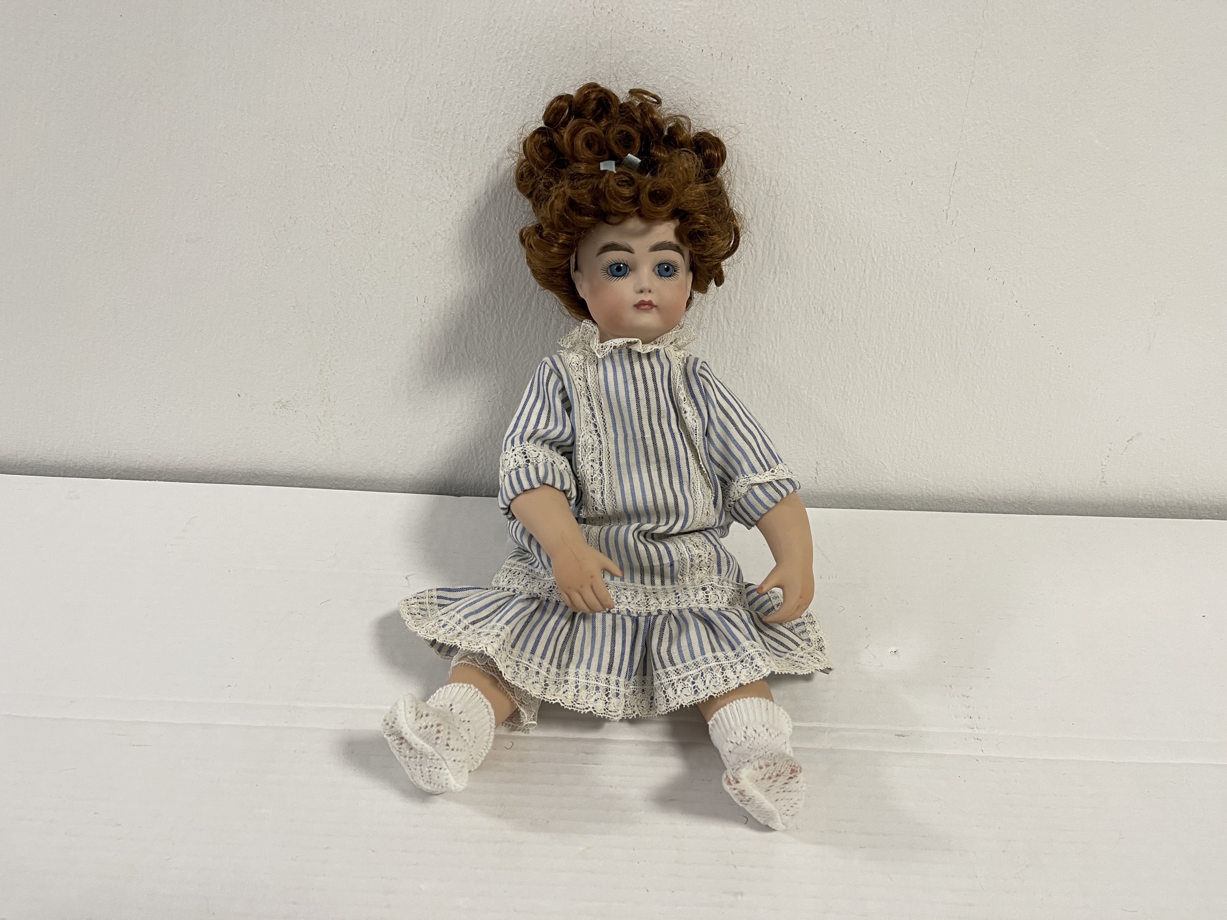 Porzellan Künstlerpuppe Puppe 33 cm. Top Zustand. 